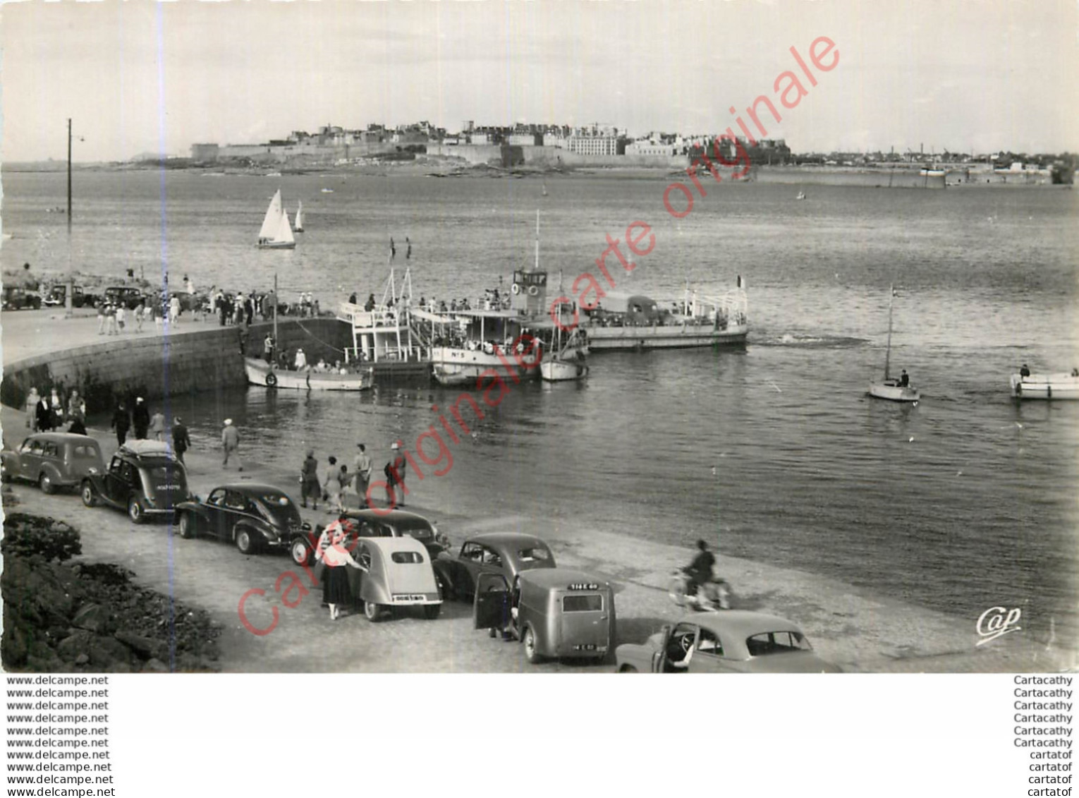 35.  DINARD .  L'Embarcadère . Au Loin St-Malo . - Dinard