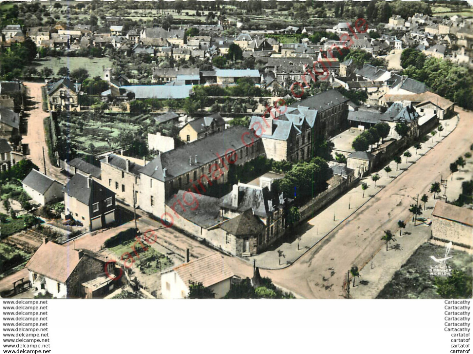 35.  En Avion Au Dessus De  LA GUERCHE DE BRETAGNE . Avenue De La République . - La Guerche-de-Bretagne