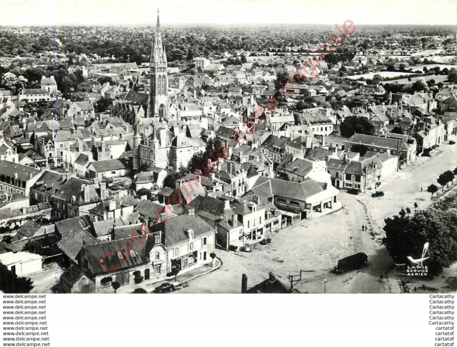 35.  En Avion Au Dessus De  LA GUERCHE DE BRETAGNE .  Champ De Foire . - La Guerche-de-Bretagne