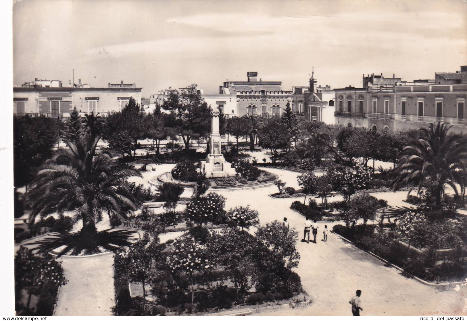 Cartolina Triggiano ( Bari ) Piazza Vittorio Veneto E Monumento Ai Caduti - Bari