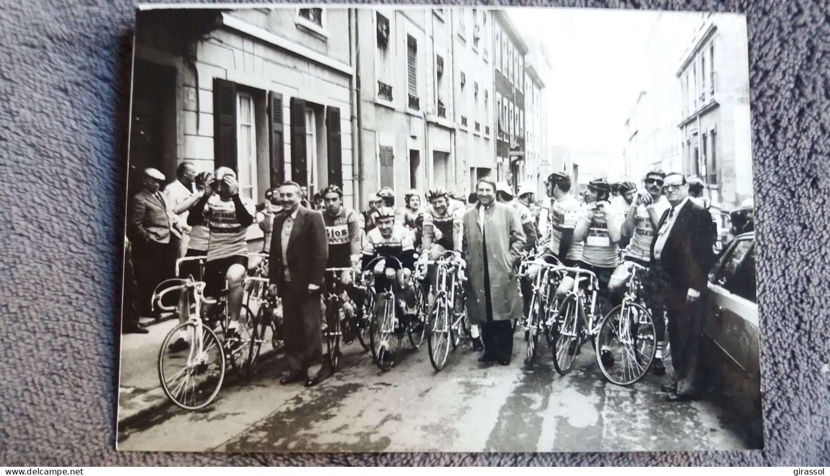 PHOTO SPORT CYCLISME PRIX DES VETEMENTS CHARLES OULLINS 1983   FORMAT 10.5 PAR 14.5 CM - Sports