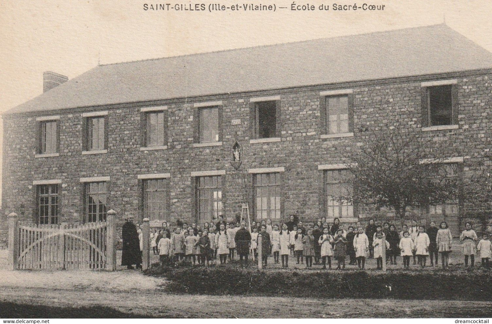 35 SAINT-GILLES. Ecole Du Sacré Coeur Belle Animation Avec écolières Et Curé - Andere & Zonder Classificatie