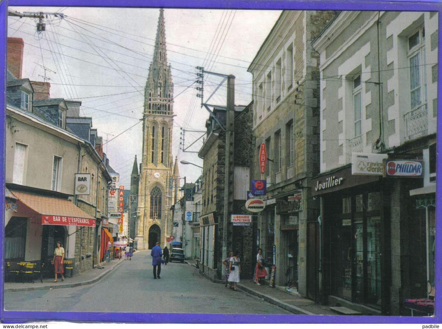 Carte Postale 35. La Guerche-de-Bretagne  Bar De L'Espérance Et Commerces Due Notre Dame  Très Beau Plan - La Guerche-de-Bretagne