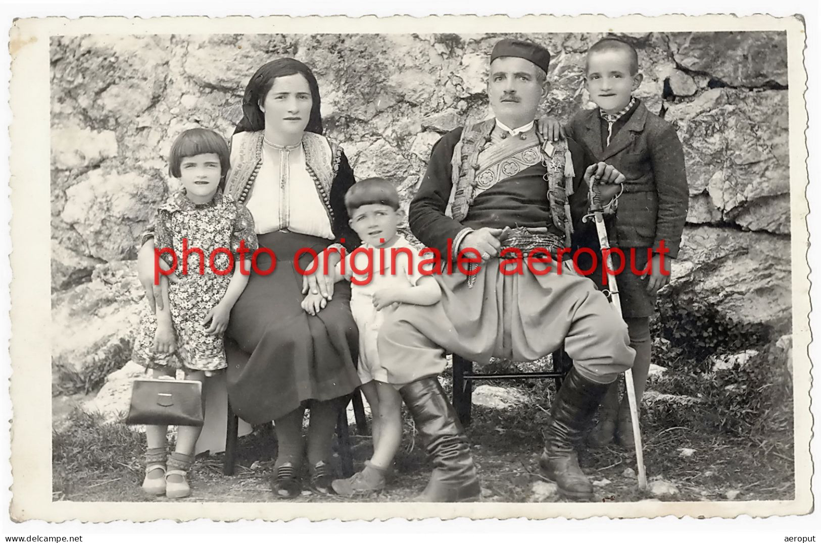 Officier Monténégrin Avec Sa Famille, équipé D'un Revolver Sabre Et Gasser M1870 - Carte Photo (RPPC) - Uniforms