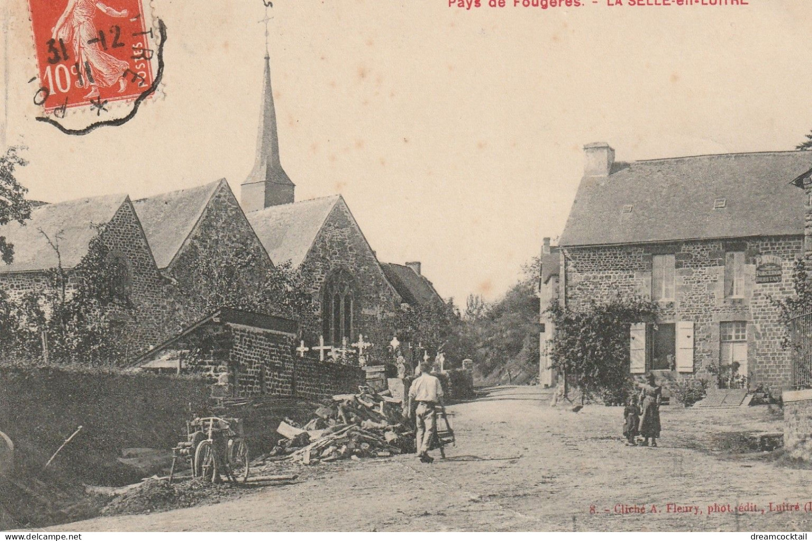 35 LA SELLE-EN-LUITRE. Ouvrier Devant Le Cimetière 1911 - Andere & Zonder Classificatie