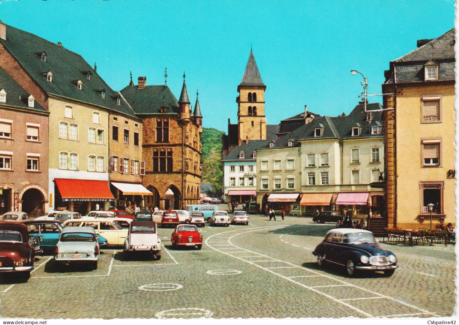 ECHTERNACH (LUXEMBOURG) Place Du Marché En 1975 (Nombreuses Voitures) - Echternach