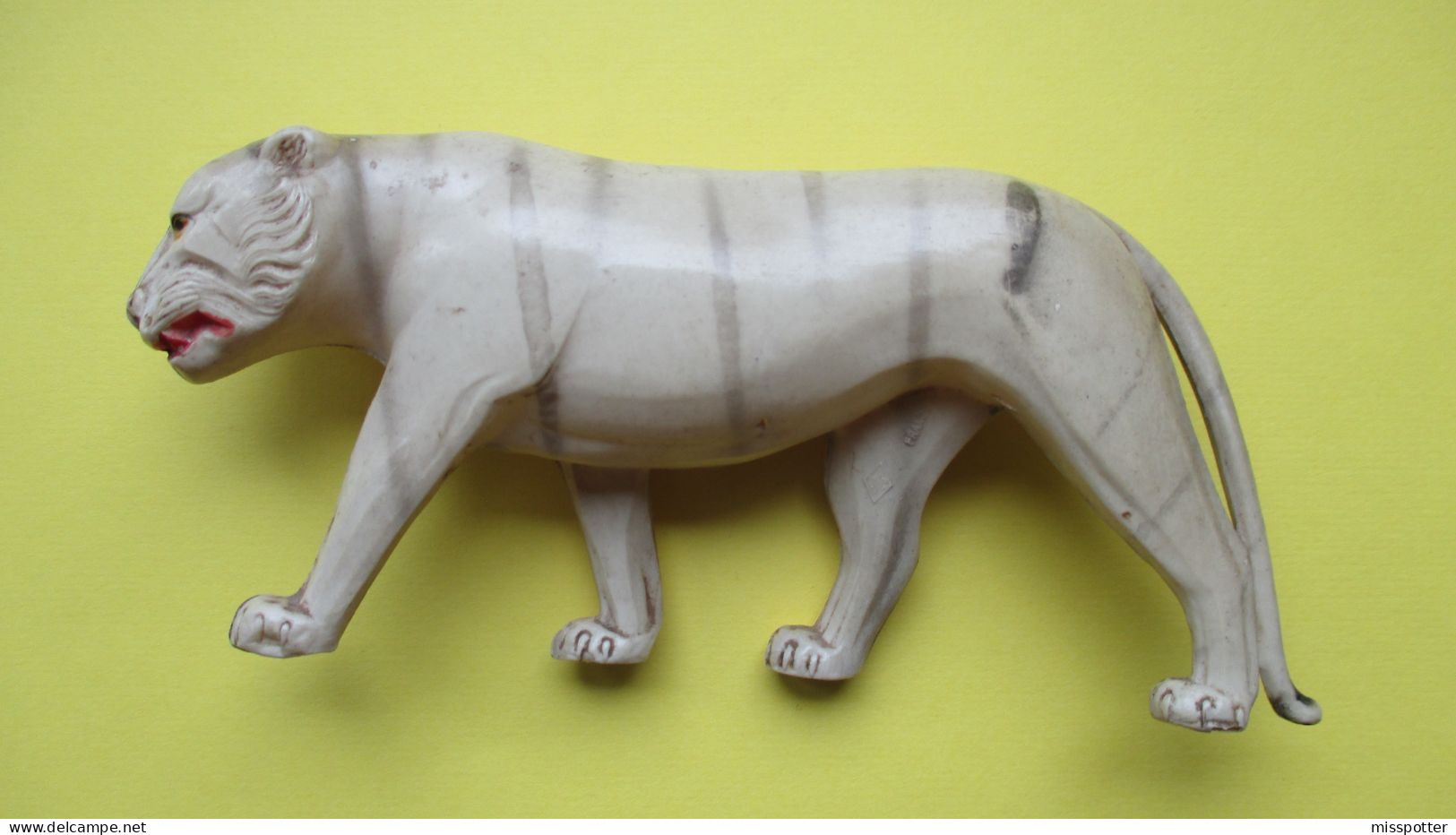 Rare Jouet Ancien Tigre En Plastique SC Cie France 13 Cm De Long / 6 Cm De Haut ATTENTION UNE PETITE FENTE (voir Photo) - Toy Memorabilia