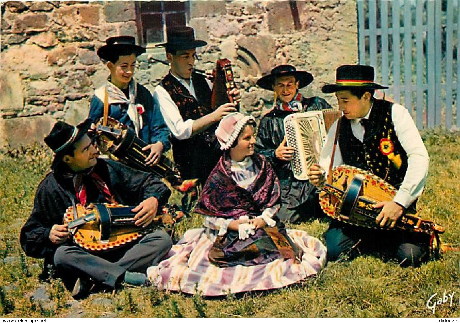 Folklore - Auvergne - Groupe Folklorique La Bourrée De Rochefort - Aubade - CPM - Carte Neuve - Voir Scans Recto-Verso - Kostums