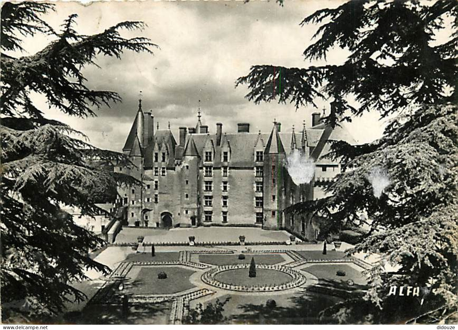 37 - Langeais - Le Château - Carte Dentelée - CPSM Grand Format - Etat Pli Visible - Voir Scans Recto-Verso - Langeais