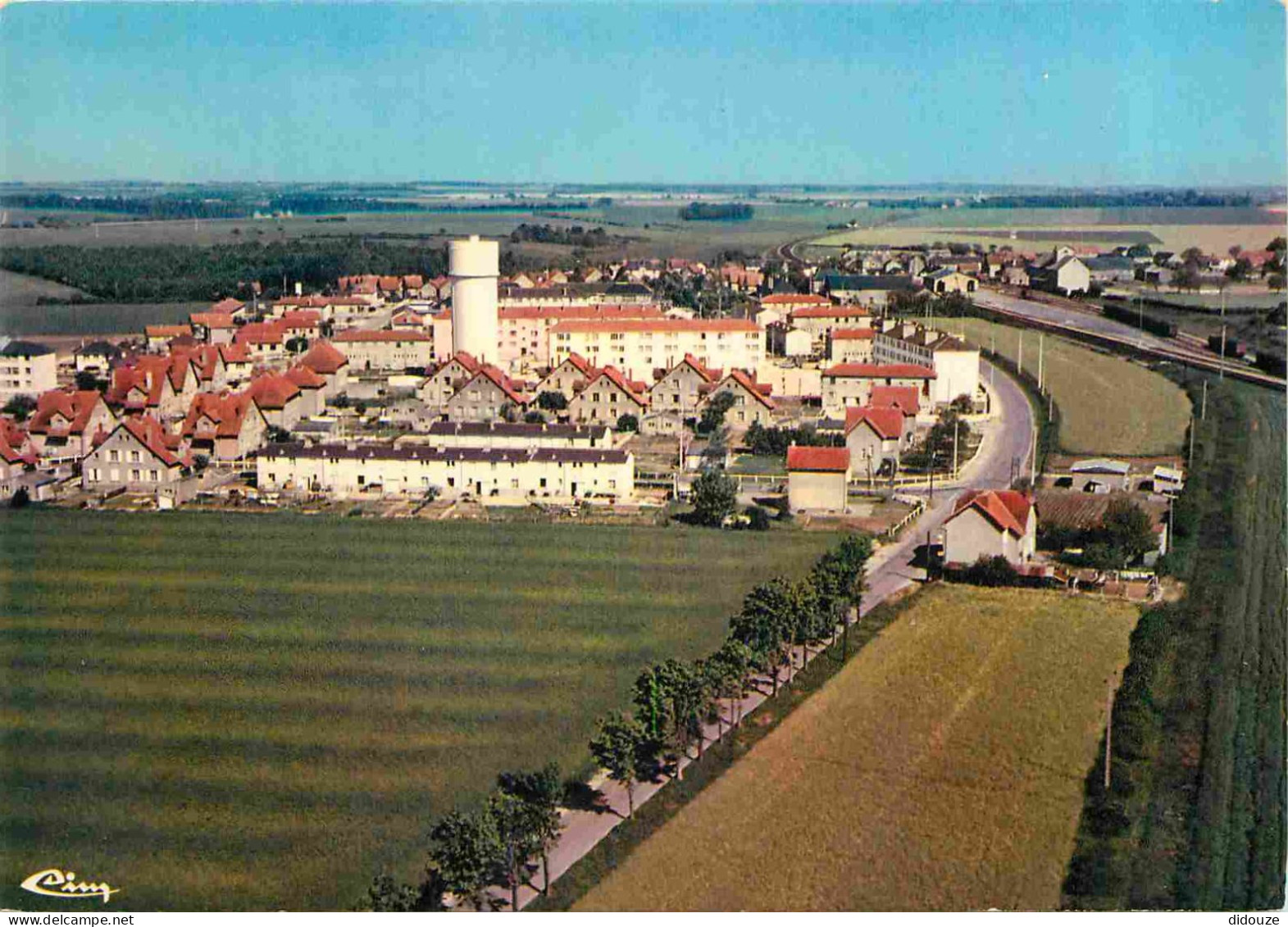 18 - Avord - Vue Générale Aérienne - CPM - Voir Scans Recto-Verso - Avord