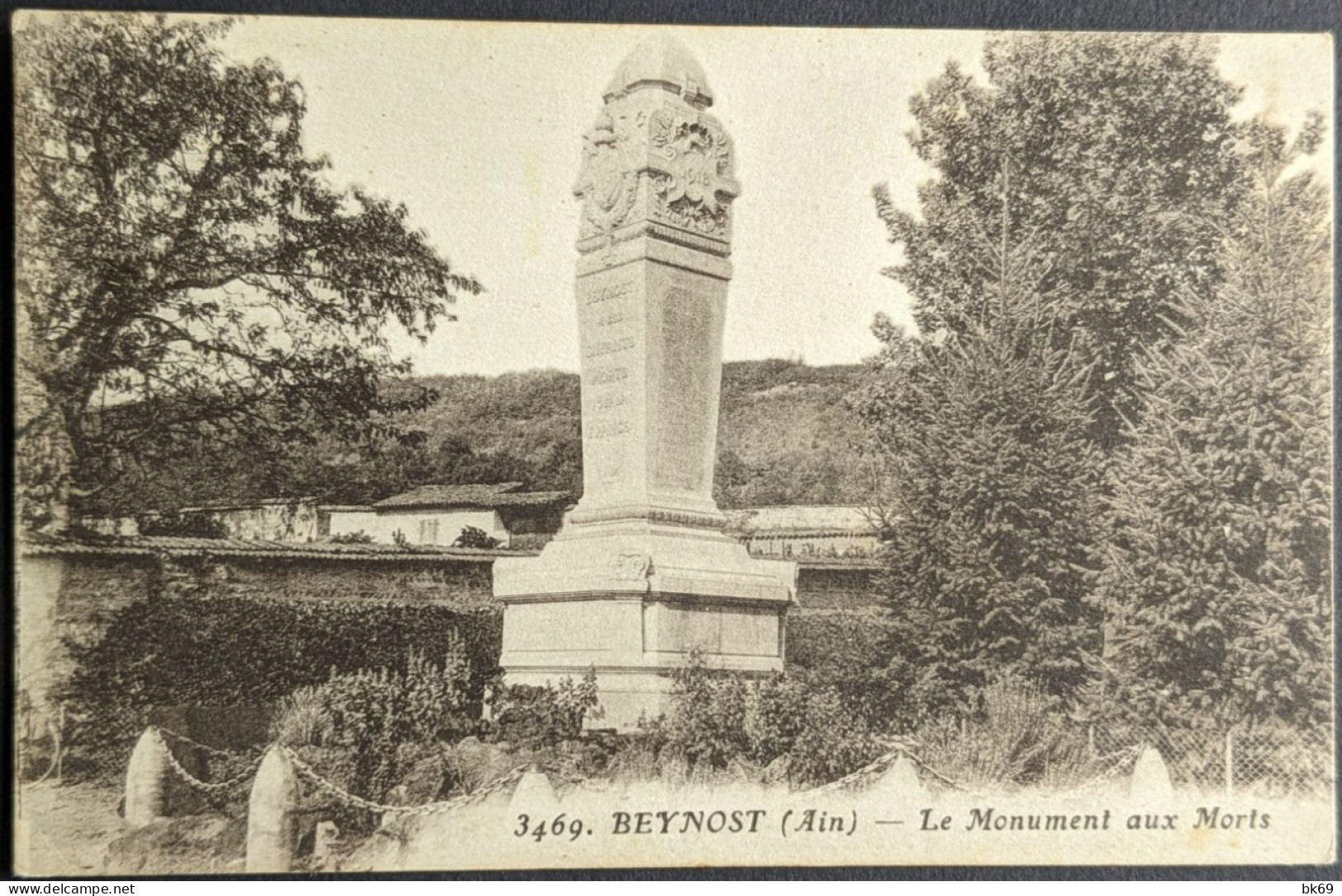 Beynost  Le Monument Aux Morts - Non Classés