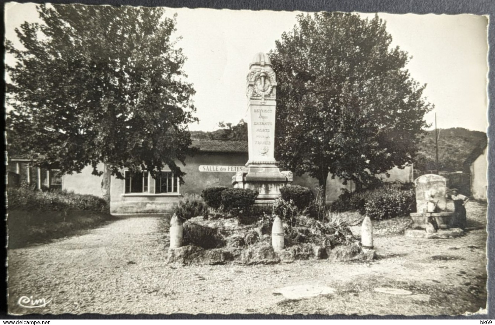 Beynost  Le Monument Aux Morts 14-18 & 39-45 &... La Salle Des Fêtes - Non Classés