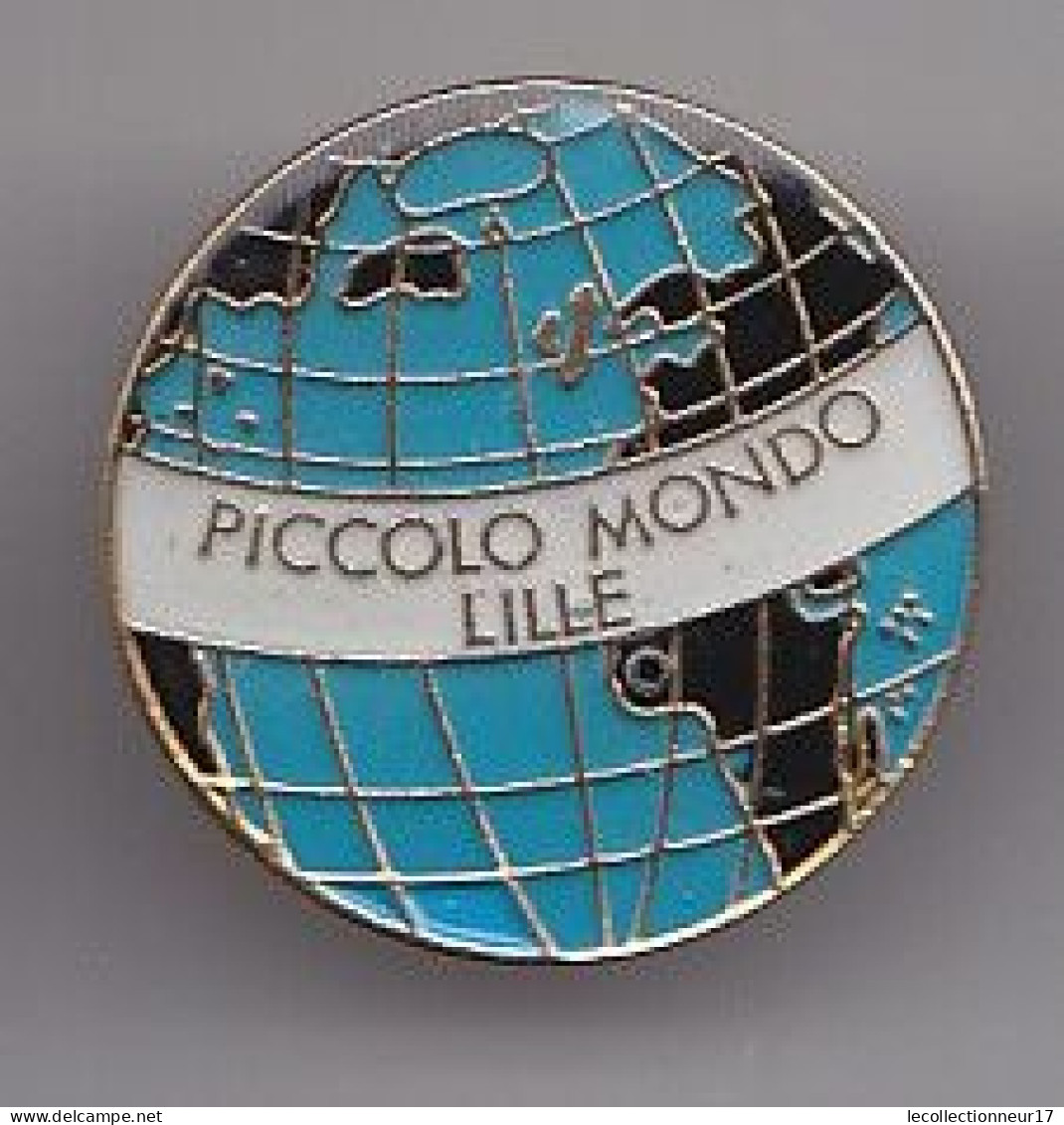Pin's Piccolo Mondo  Lille Dpt 59 Globe Terreste Réf 1995 - Villes