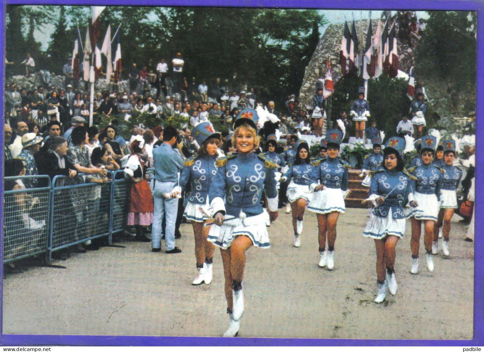 Carte Postale 06. Les Majorettes  Ambassadrices De La Côte D'Azur   Très Beau Plan - Markten, Feesten