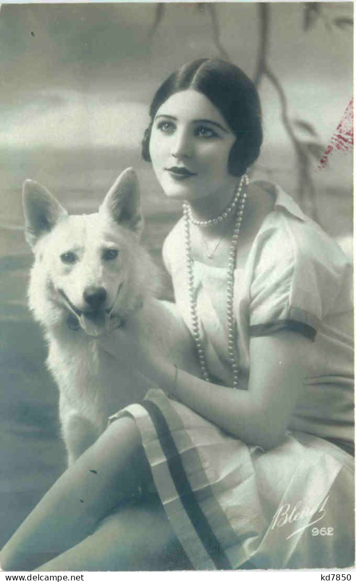 Frau Mit Hund - Femmes