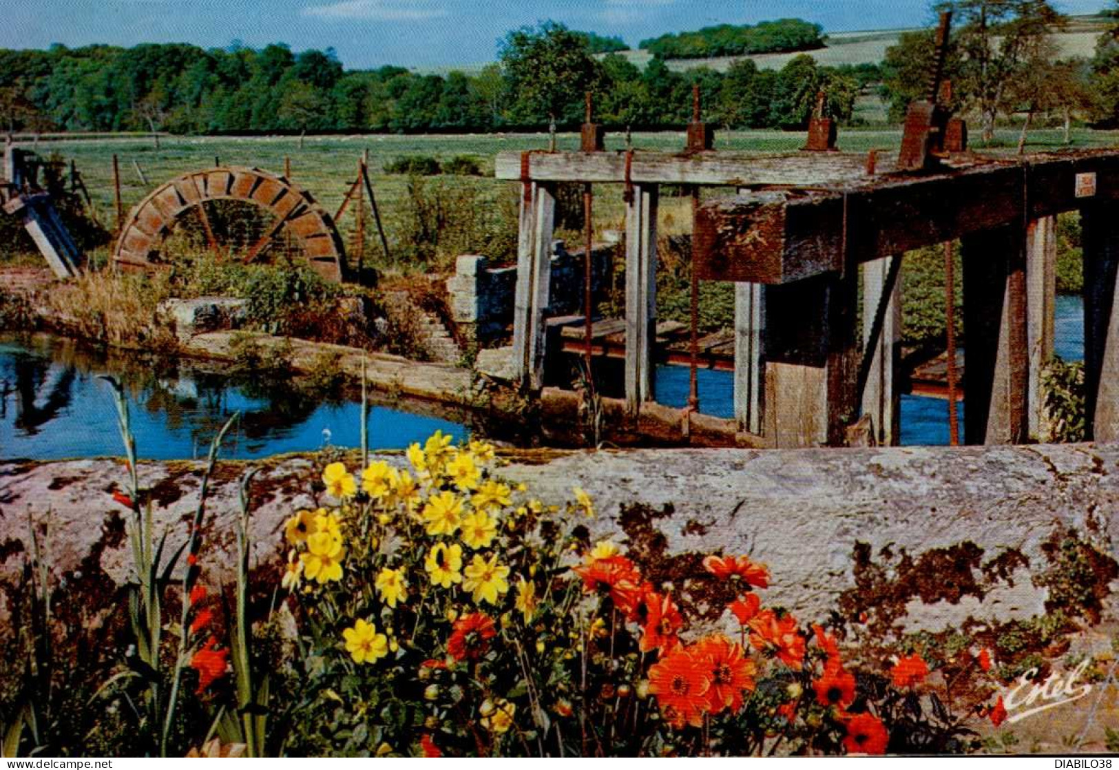 SONGEONS     ( OISE )  LE BARRAGE FLEURI SUR LE TERRAIN - Songeons