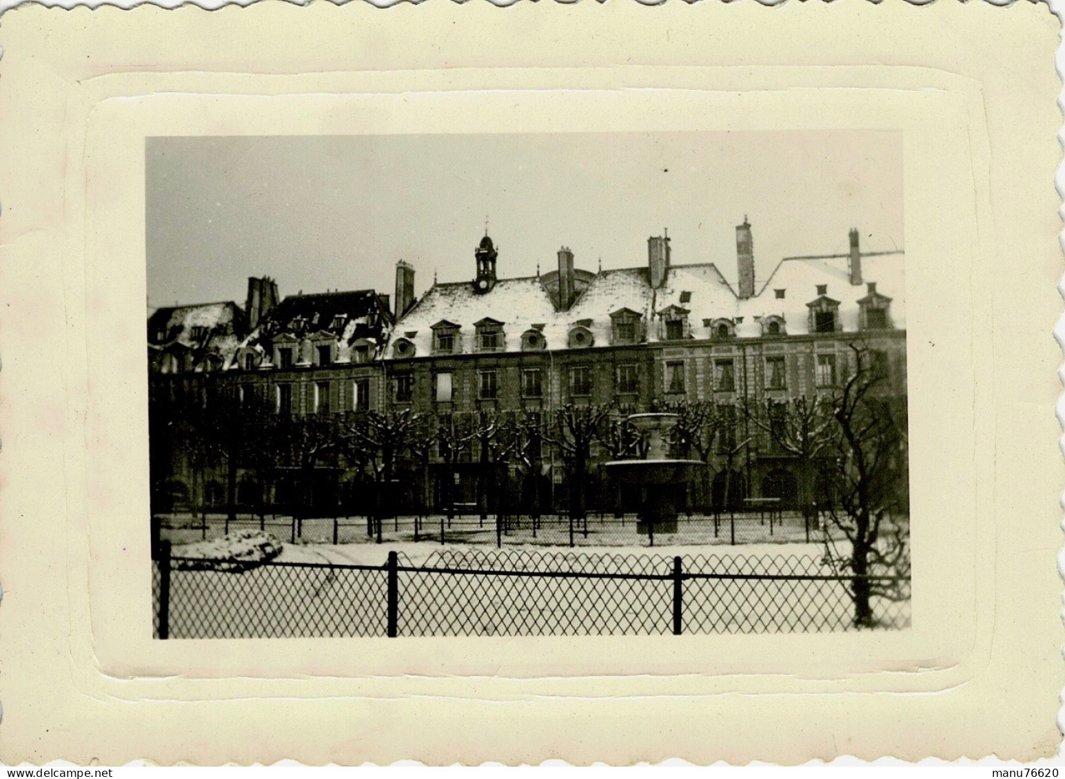 Ref 1 - Photo : La Place Des Vosges à Paris - France . - Europa