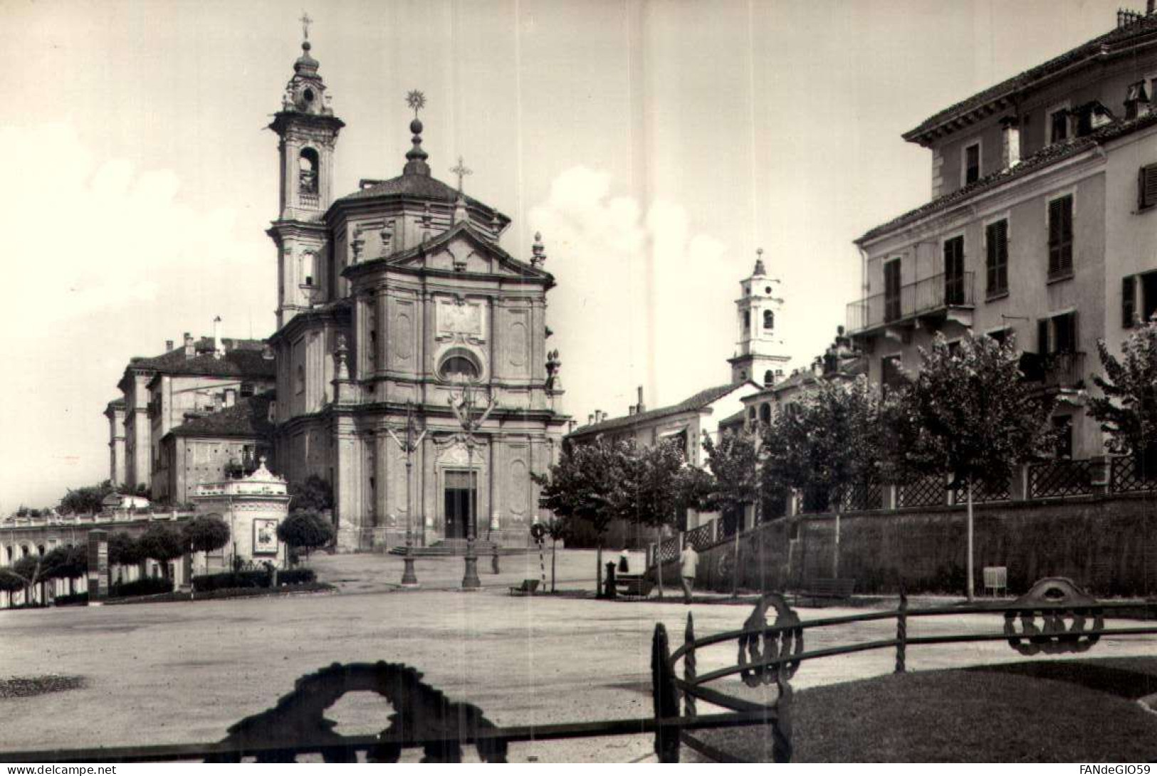 ITALIE. FOSSANO. CPA . PIAZZA UMBERTO. I.E. CHIESA. SS TRINITA /////  104 - Cuneo