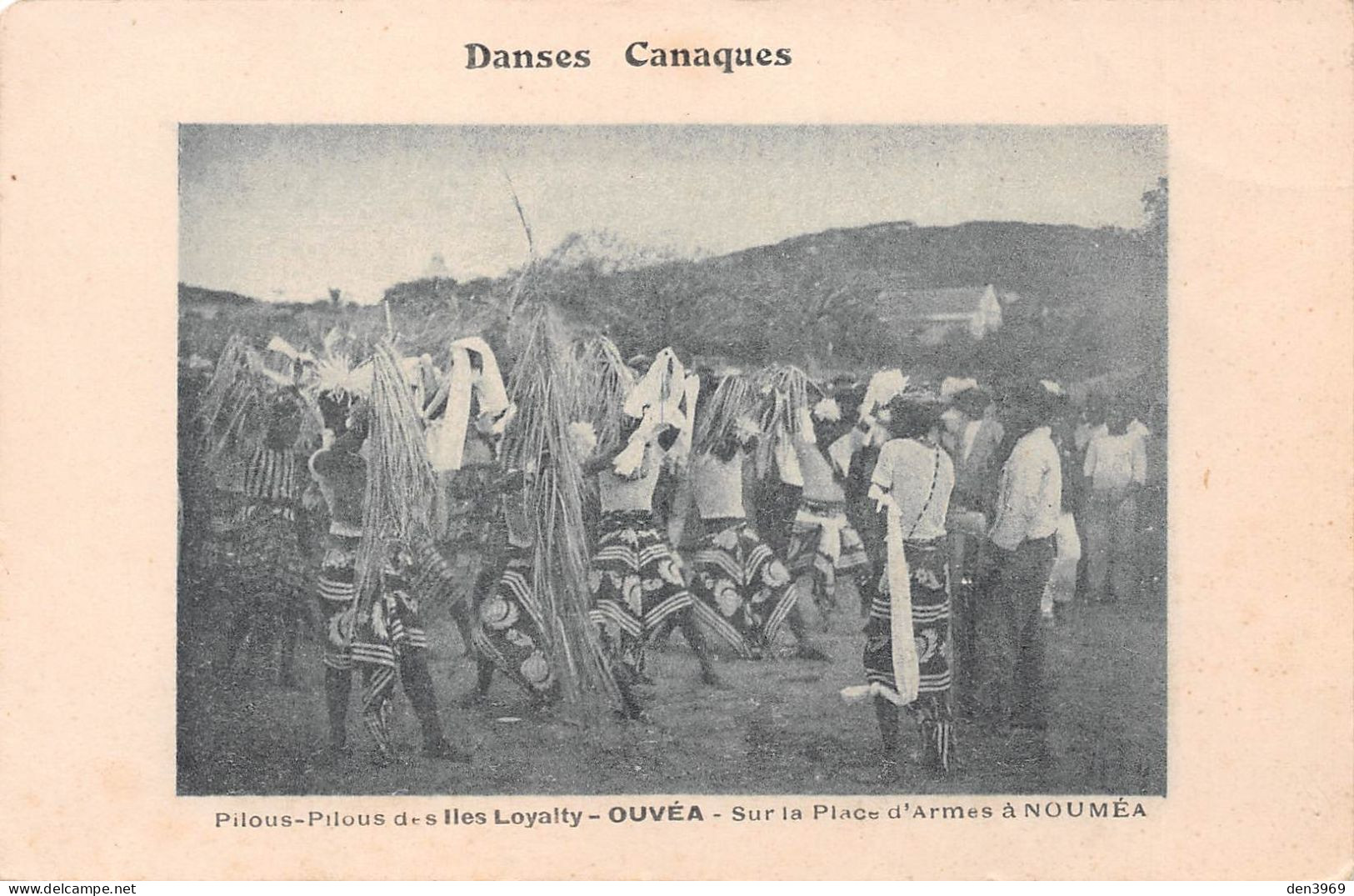 Nouvelle-Calédonie - NOUMEA, Sur La Place D'Armes, Danses Canaques Pilous-Pilous Des Iles Loyalty-Ouvéa - Ecrit (2 Scans - Nouvelle Calédonie