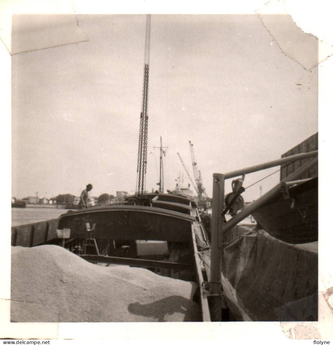 péniche - ensemble de 13 photos de péniches , certains situées dont déchargement du riz à port saint louis - bateau