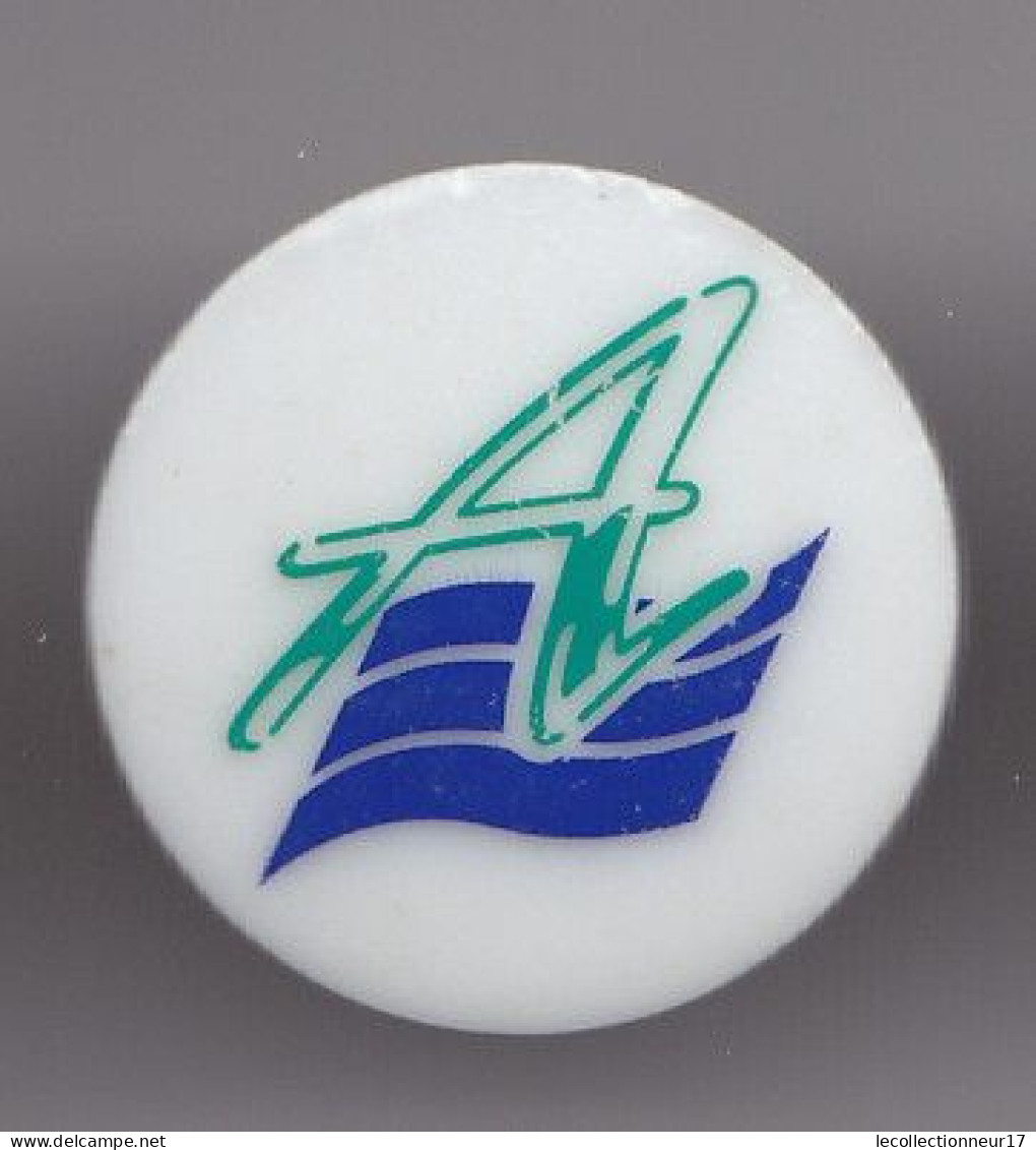 Pin's En Porcelaine Thosca Limoges  A Réf 7632JL - Autres & Non Classés