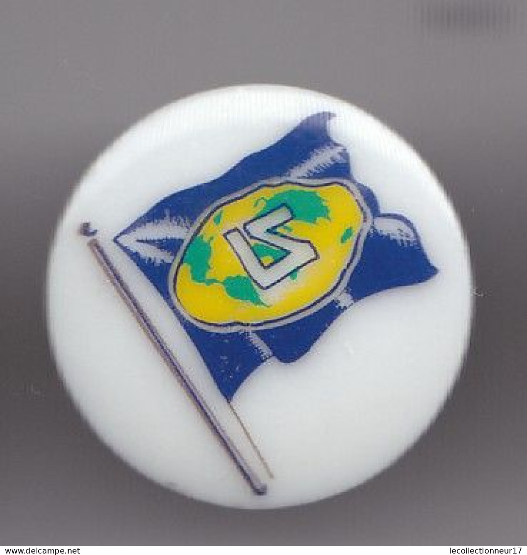 Pin's En Porcelaine Thosca Limoges Drapeau LZ Réf 7633JL - Otros & Sin Clasificación