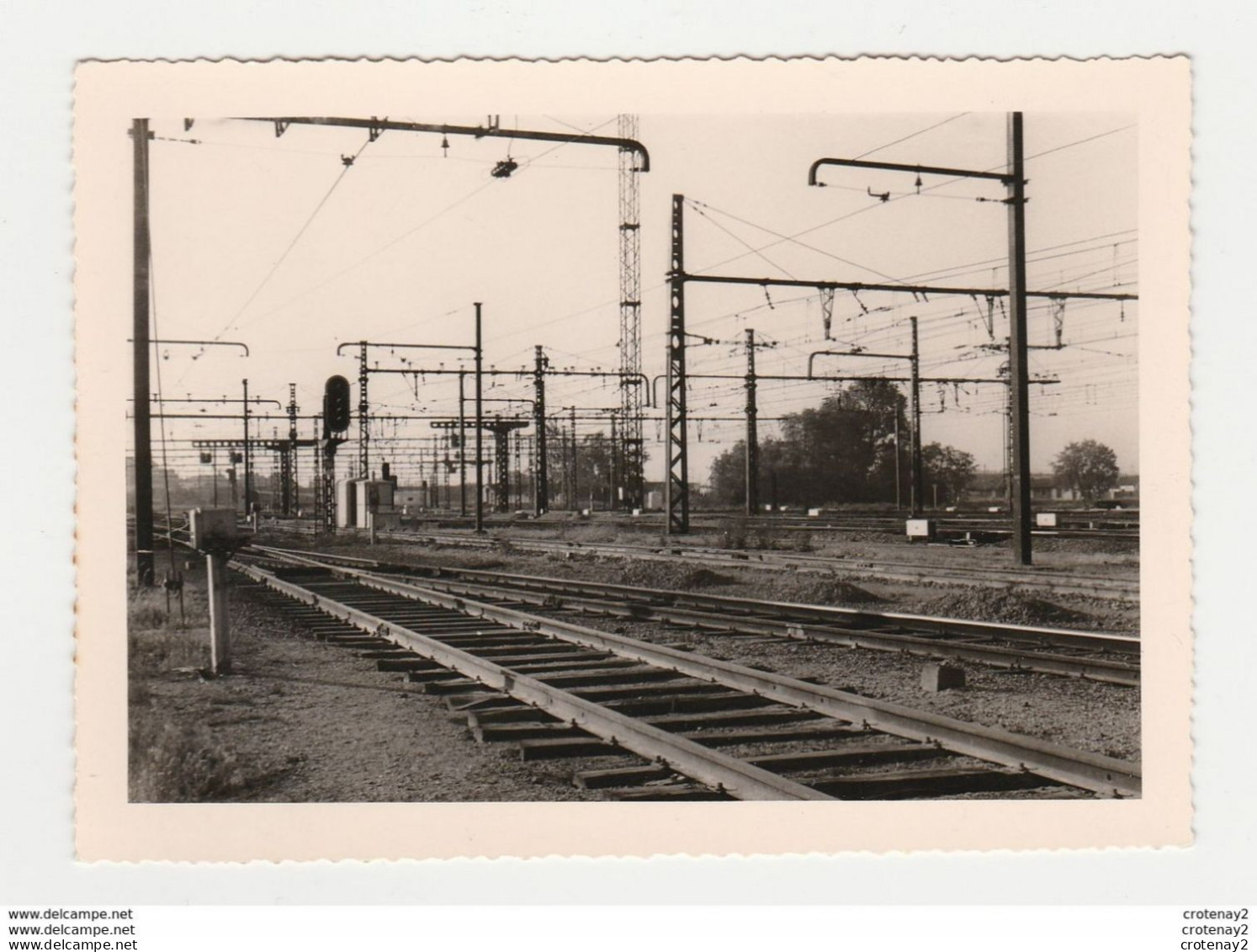77 PHOTO Originale Dentelée Des Années 60 TRAIN Voies Ferrées Vers La Gare SNCF De 77 MONTEREAU - Treinen