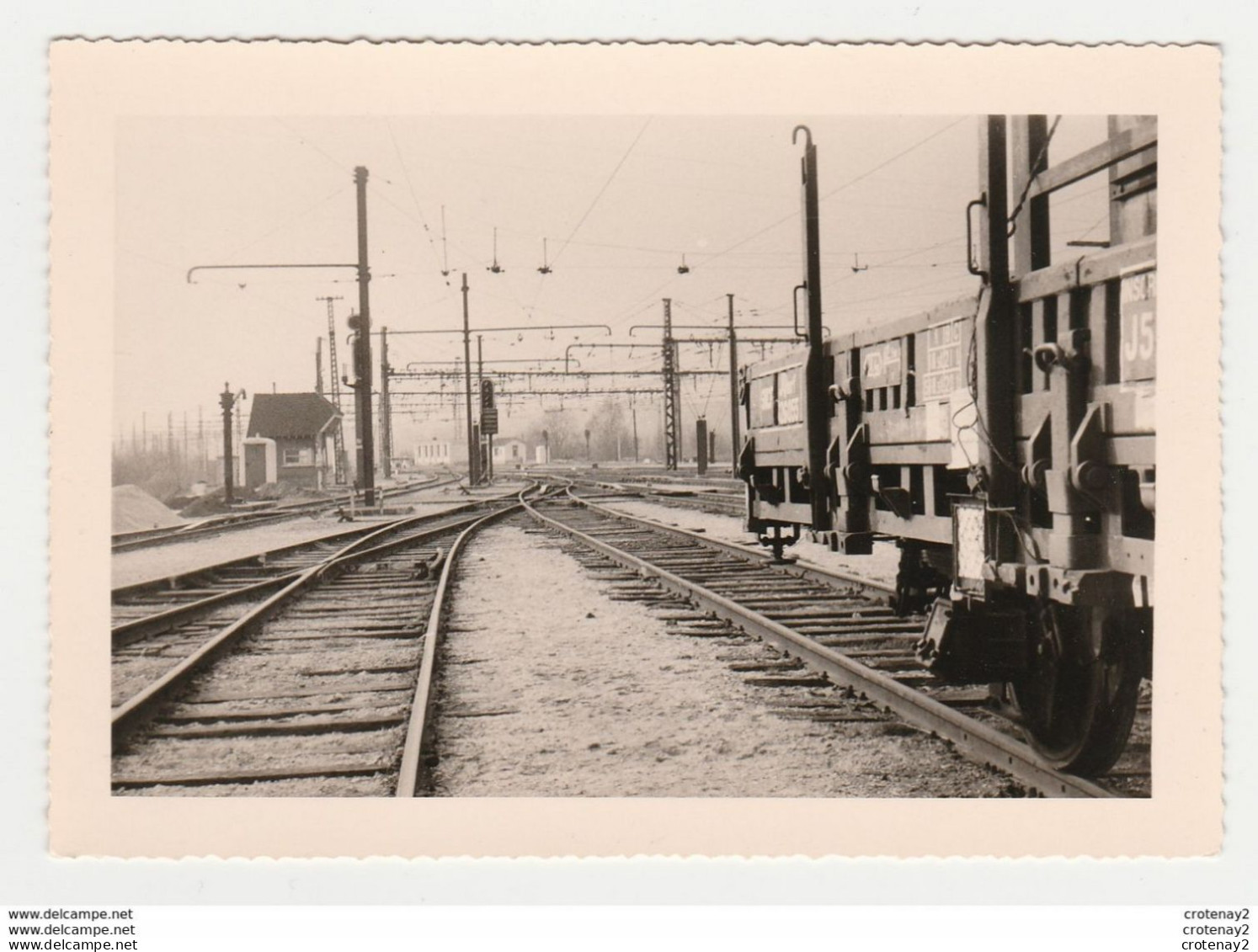 PHOTO Originale Dentelée Des Années 60 TRAIN Voies Ferrées Wagon Plat J5 Vers La Gare SNCF De 77 MONTEREAU - Treinen