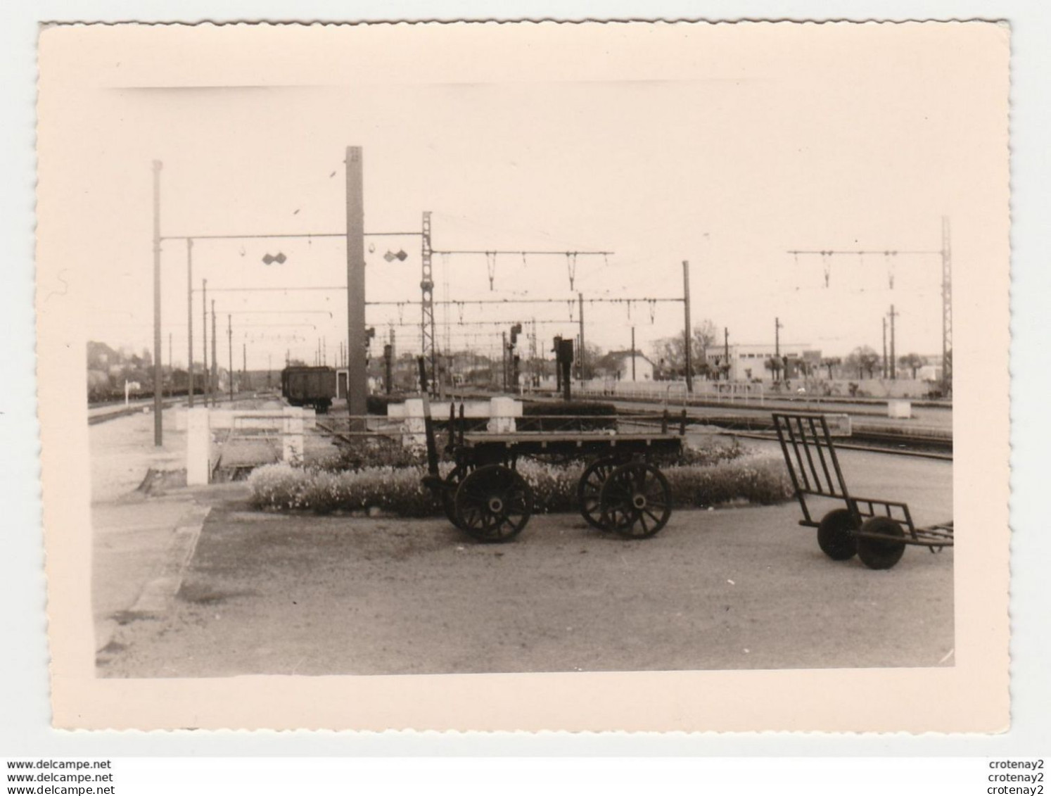 PHOTO Originale Dentelée Des Années 60 TRAIN Voies Ferrées Wagon Tombereau Chariots à Bagages De Gare SNCF - Treinen