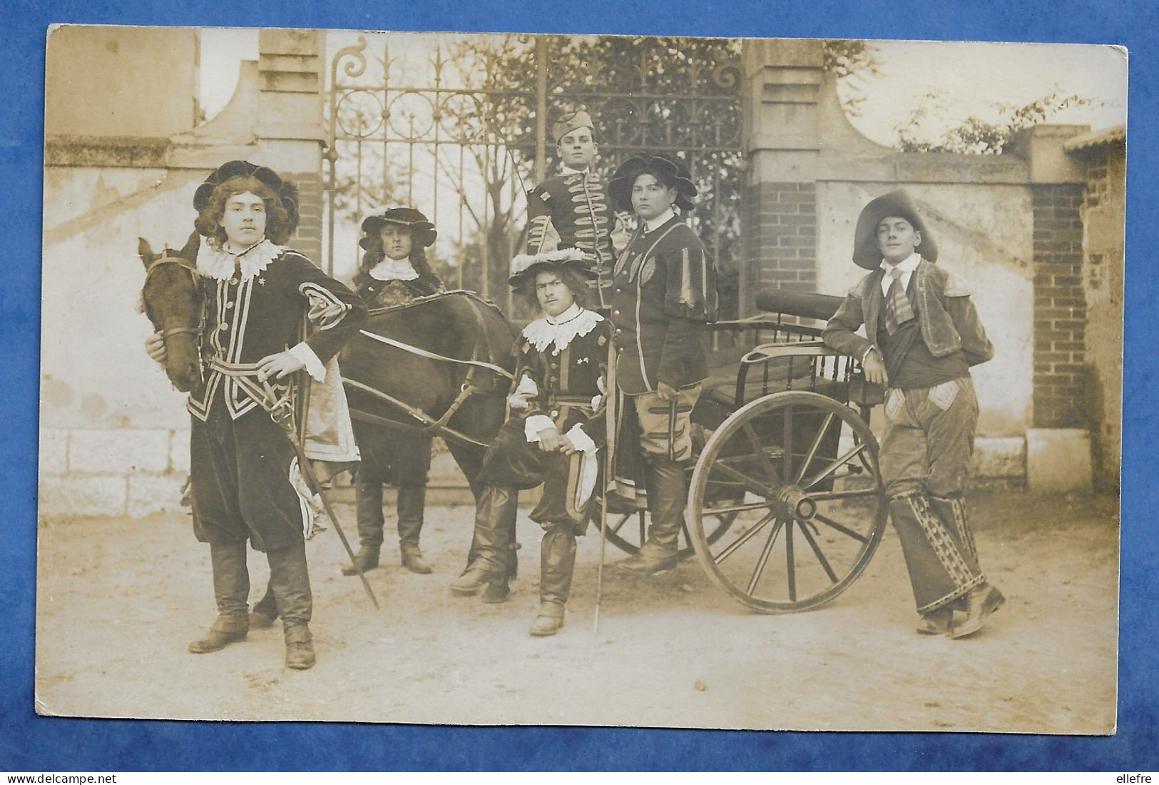 CPA  Carte Photo  Fête  Jeunes Hommes En Costume De Mousquetaire Avec Attelage De Cheval - à Localiser Angers ? - Zu Identifizieren