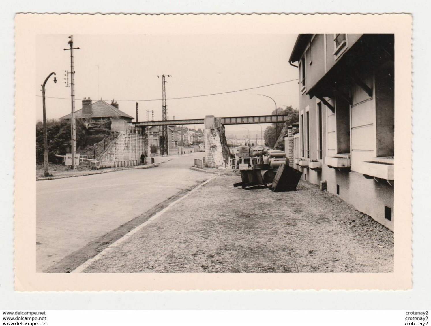 PHOTO Originale Dentelée Des Années 60 Vers La Gare SNCF De 77 MONTEREAU Travaux Pont Métallique - Treinen