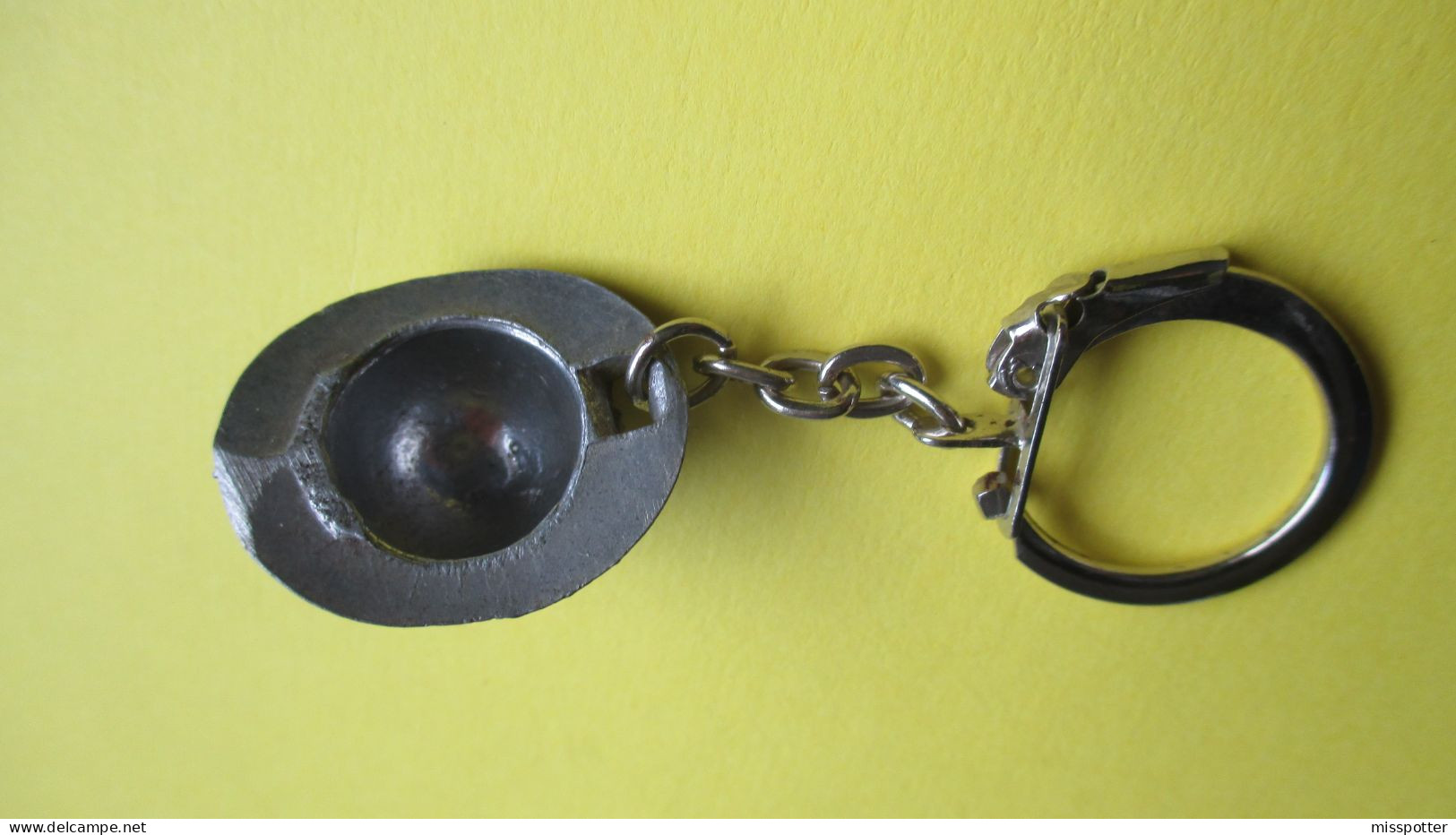 Porte Clé Vintage Casque Pompiers Type 19ème Siècle En Métal - Key-rings