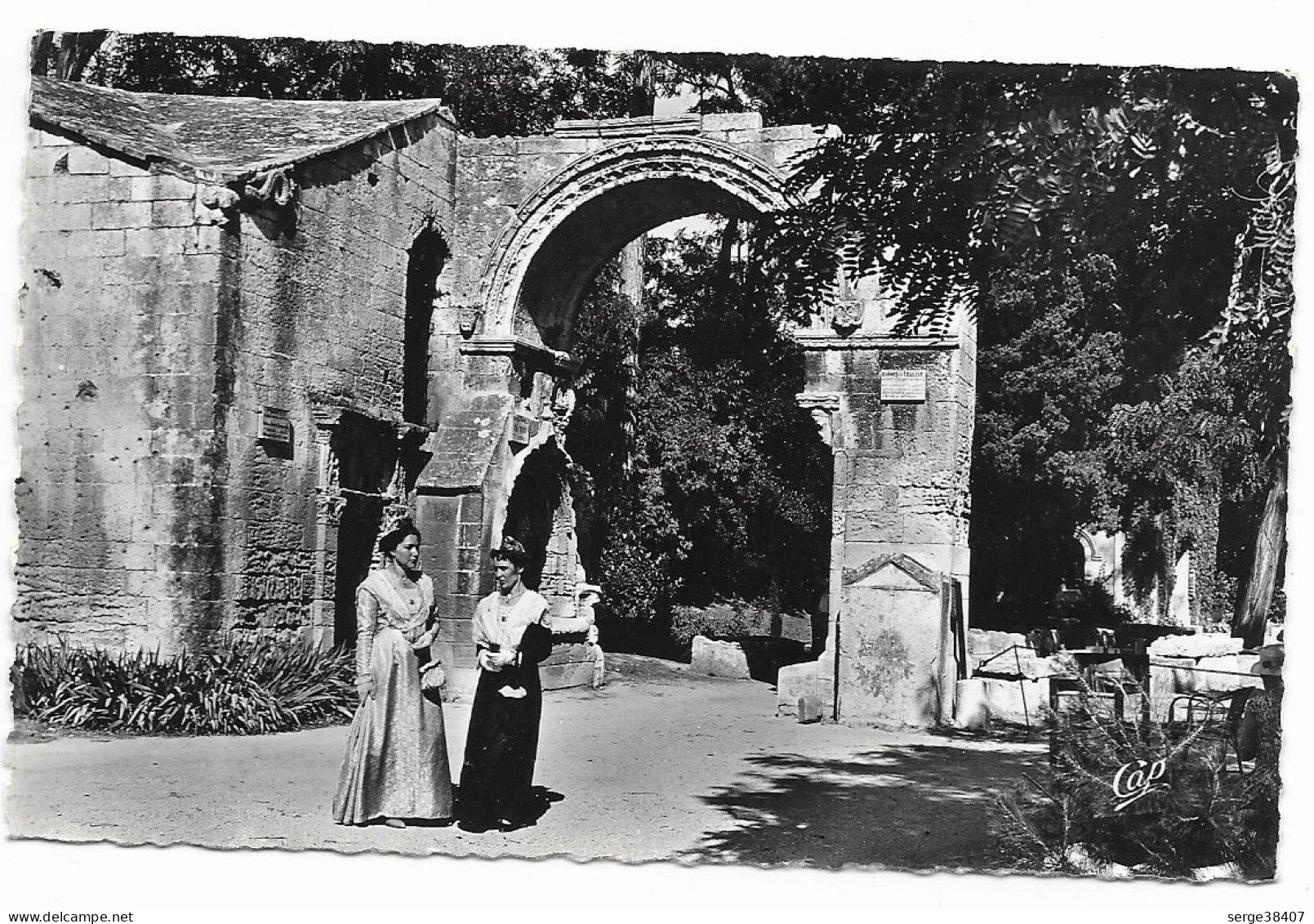 Arles - Arlésiennes Devant La Chapelle Accurse De Latour - N° 1060  # 2-23/7 - Arles