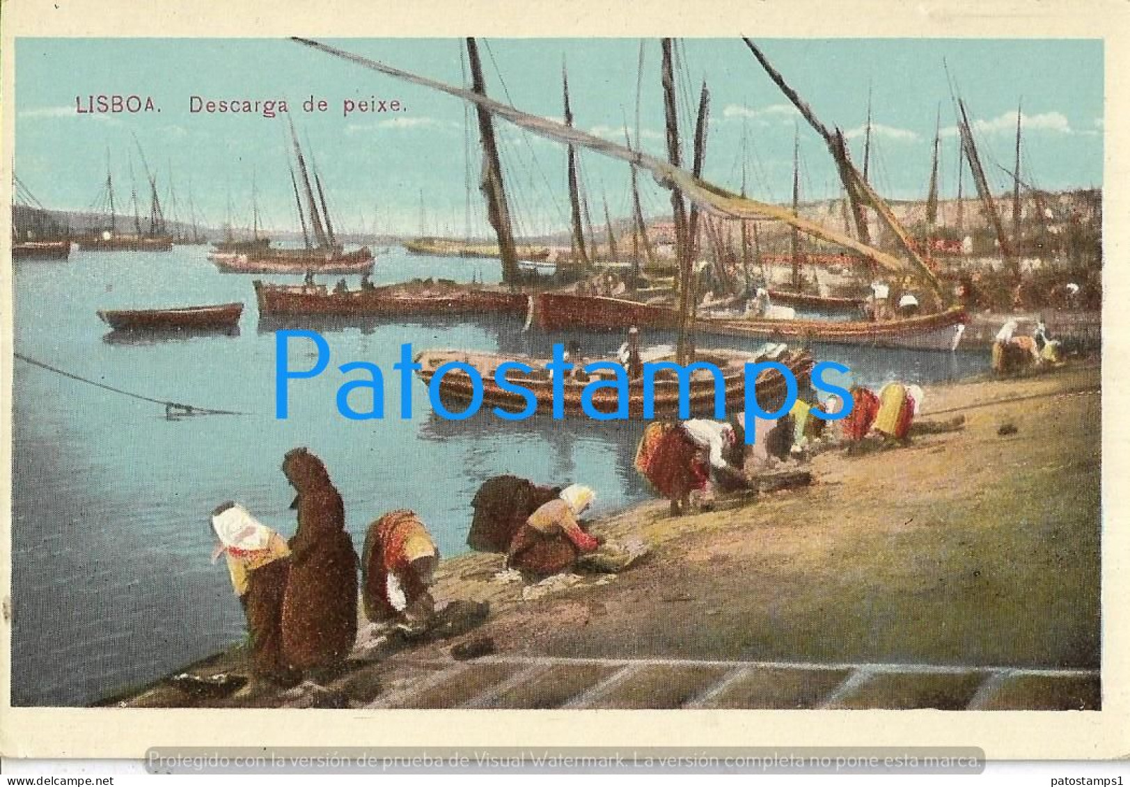 227590 PORTUGAL LISBOA COSTUMES FISH UNLOADING COSTUMES LAUNDRIES POSTAL POSTCARD - Otros & Sin Clasificación