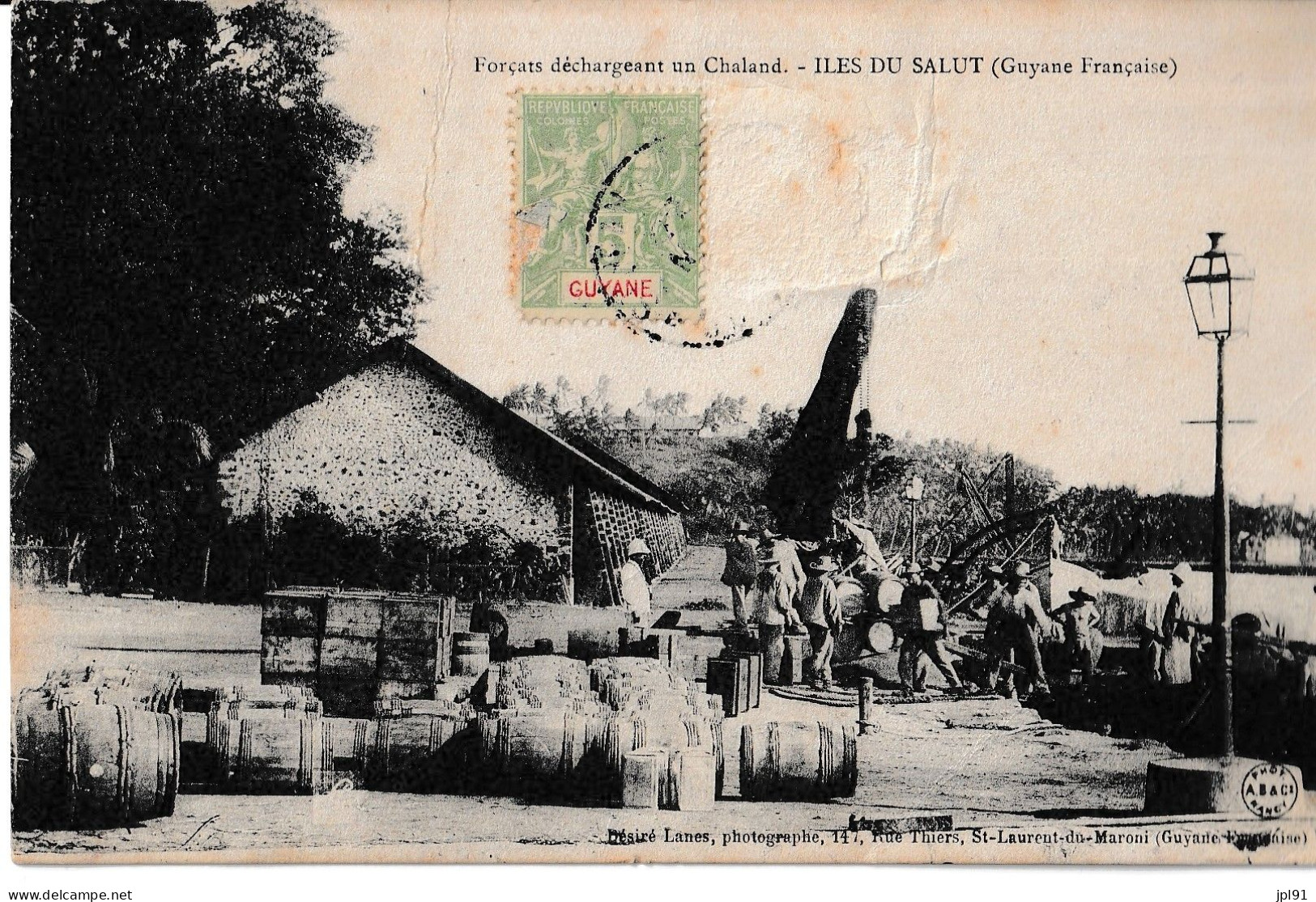 GUYANE FRANCAISE Ile Du Salut . Forçats Déchargeant Un Chaland (légère Marque Sur Environ 2cm) - Other & Unclassified