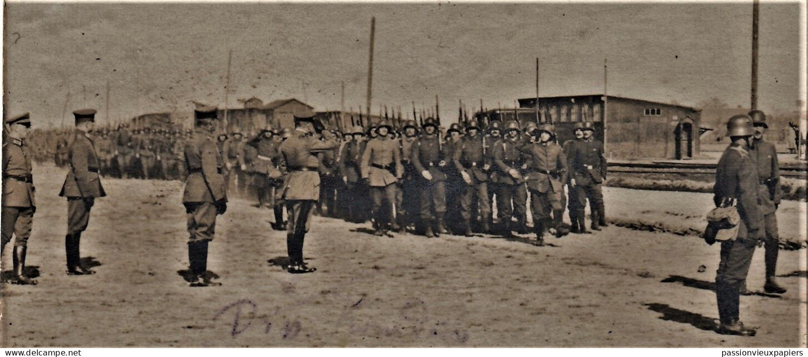 CARTE PHOTO ALLEMANDE MENIN MENEN 1917  VOIE FERREE DEFILE PRES DE LA GARE ? - Menen