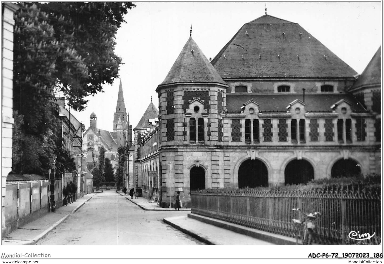 ADCP6-72-0588 - SAINT-CALAIS - Les Halles Et La Rue Amédée-savignan - Saint Calais