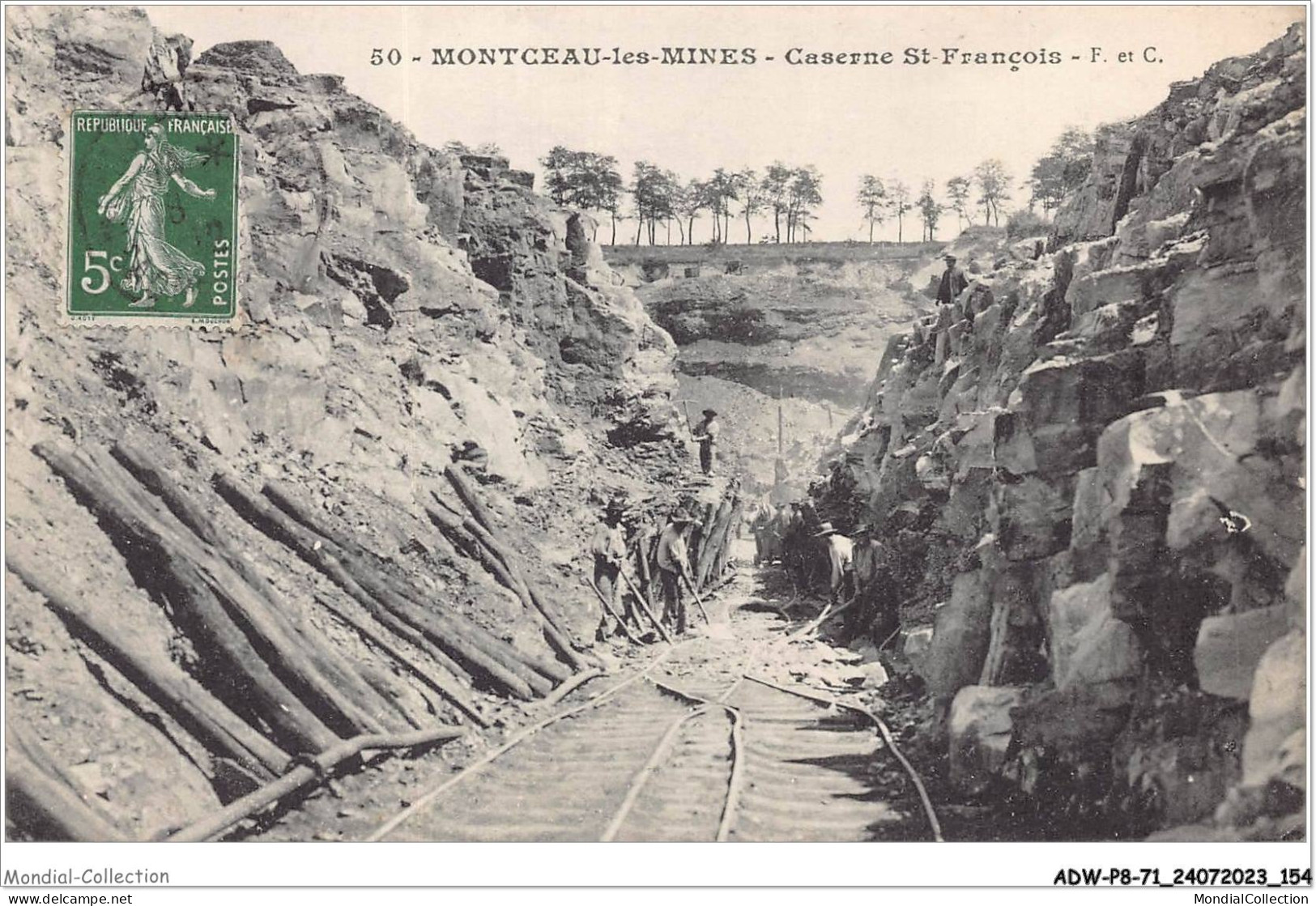 ADWP8-71-0772 - MONTCEAU-LES-MINES - Caserne Saint-françois - Montceau Les Mines