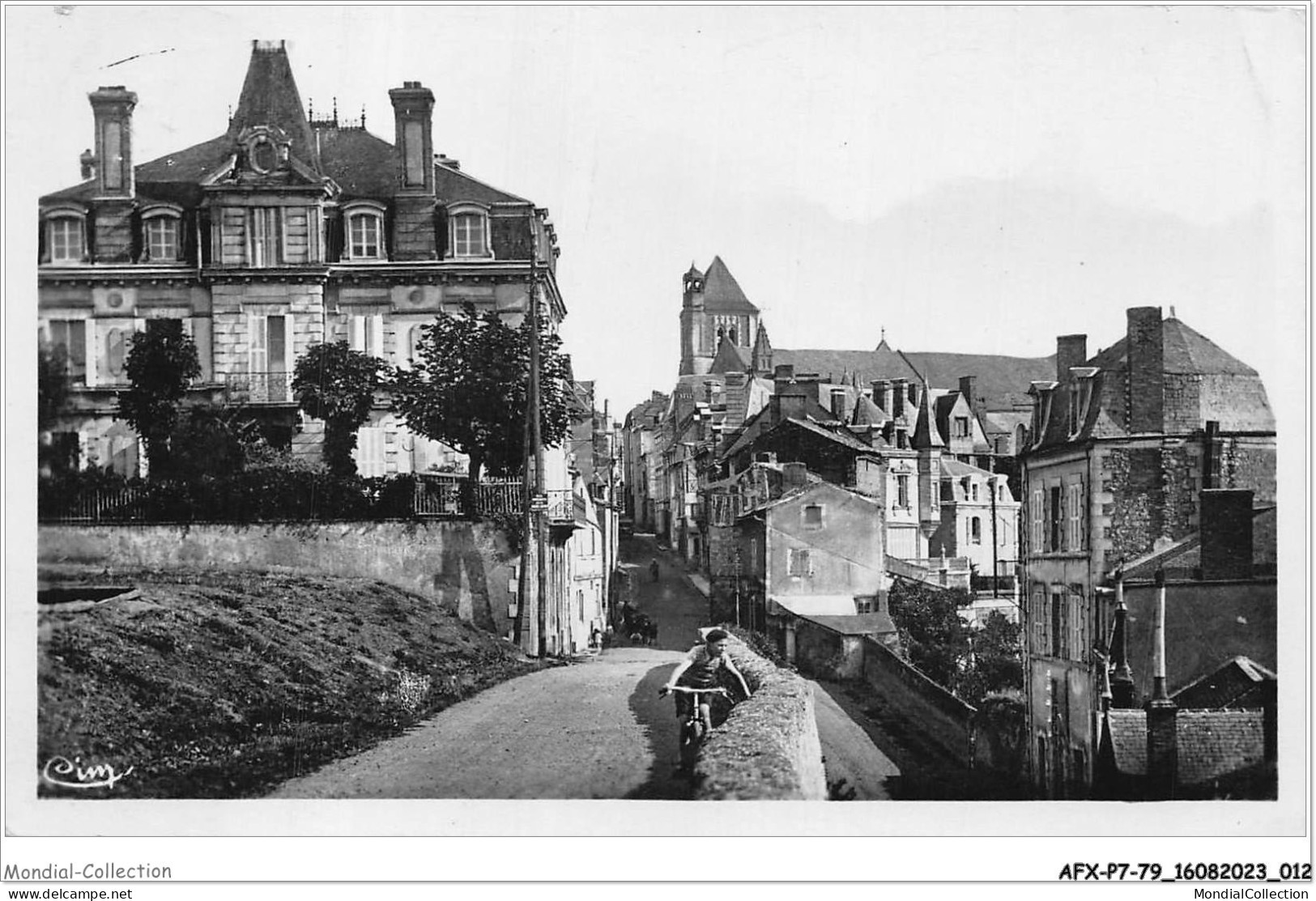 AFXP7-79-0562 - THOUARS - Rue Du Chateau - Thouars