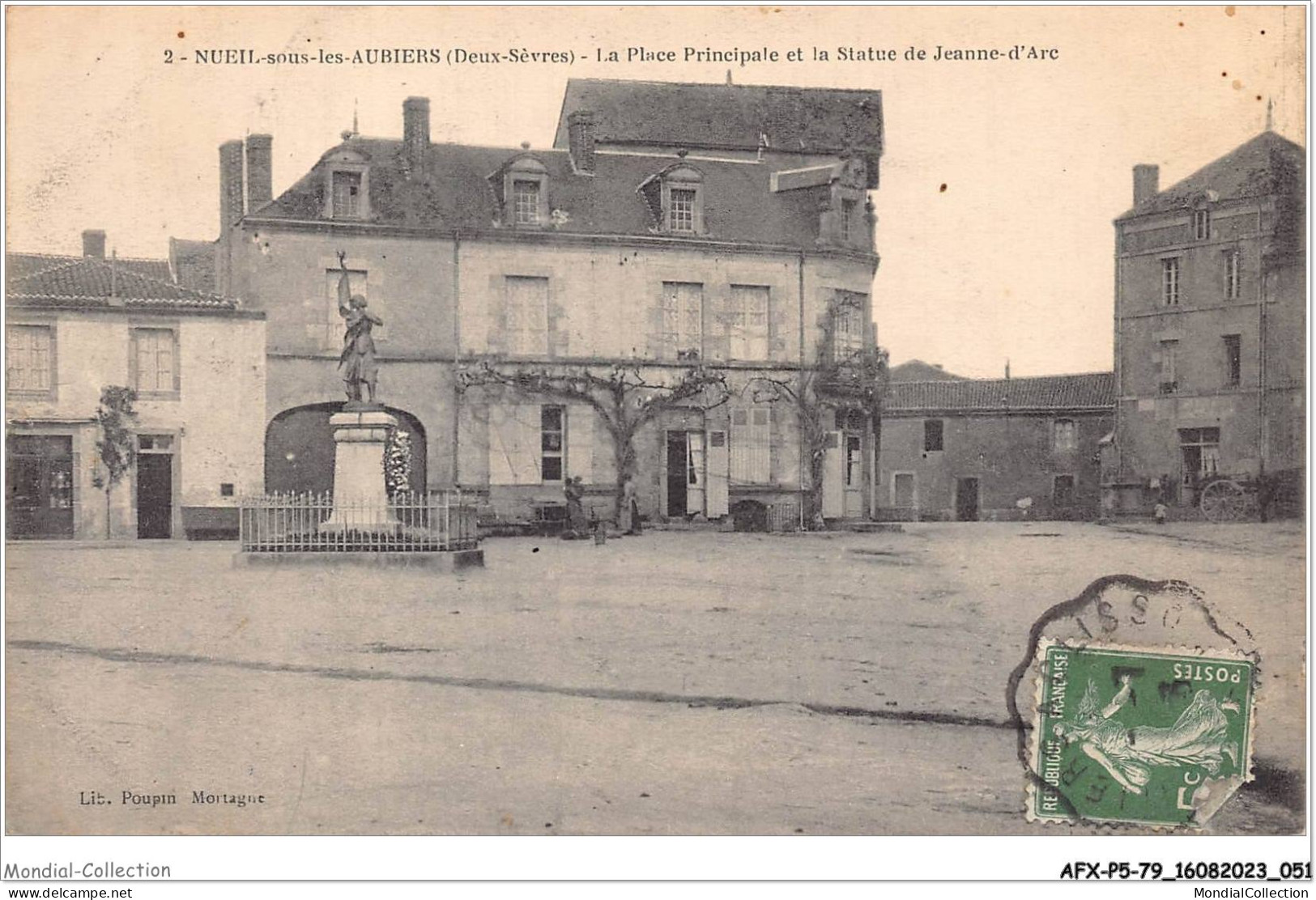AFXP5-79-0388 - NEUIL-sous-LES-AUBIERS - La Place Principale Et La Statue De Jeanne D'Arc - Bressuire