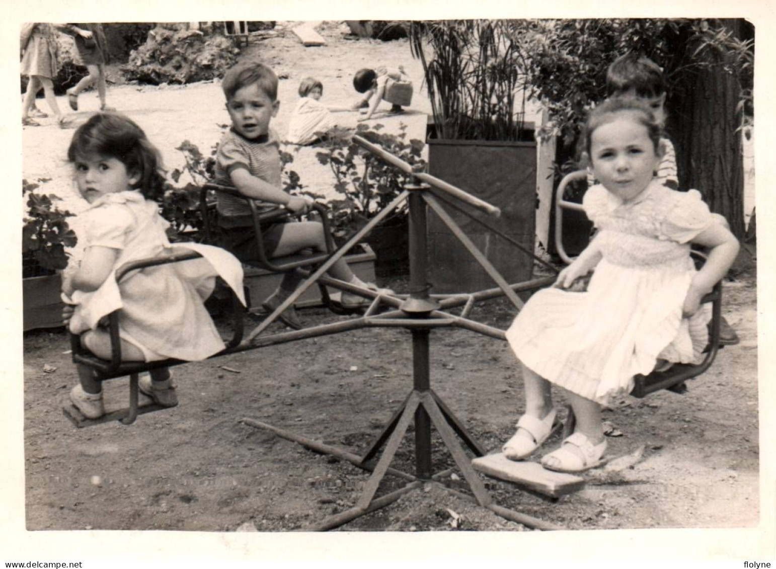 Jeu - Photo Ancienne - Enfants Sur Balançoire Tourniquet - 8x11 Cm - Jeux Et Jouets