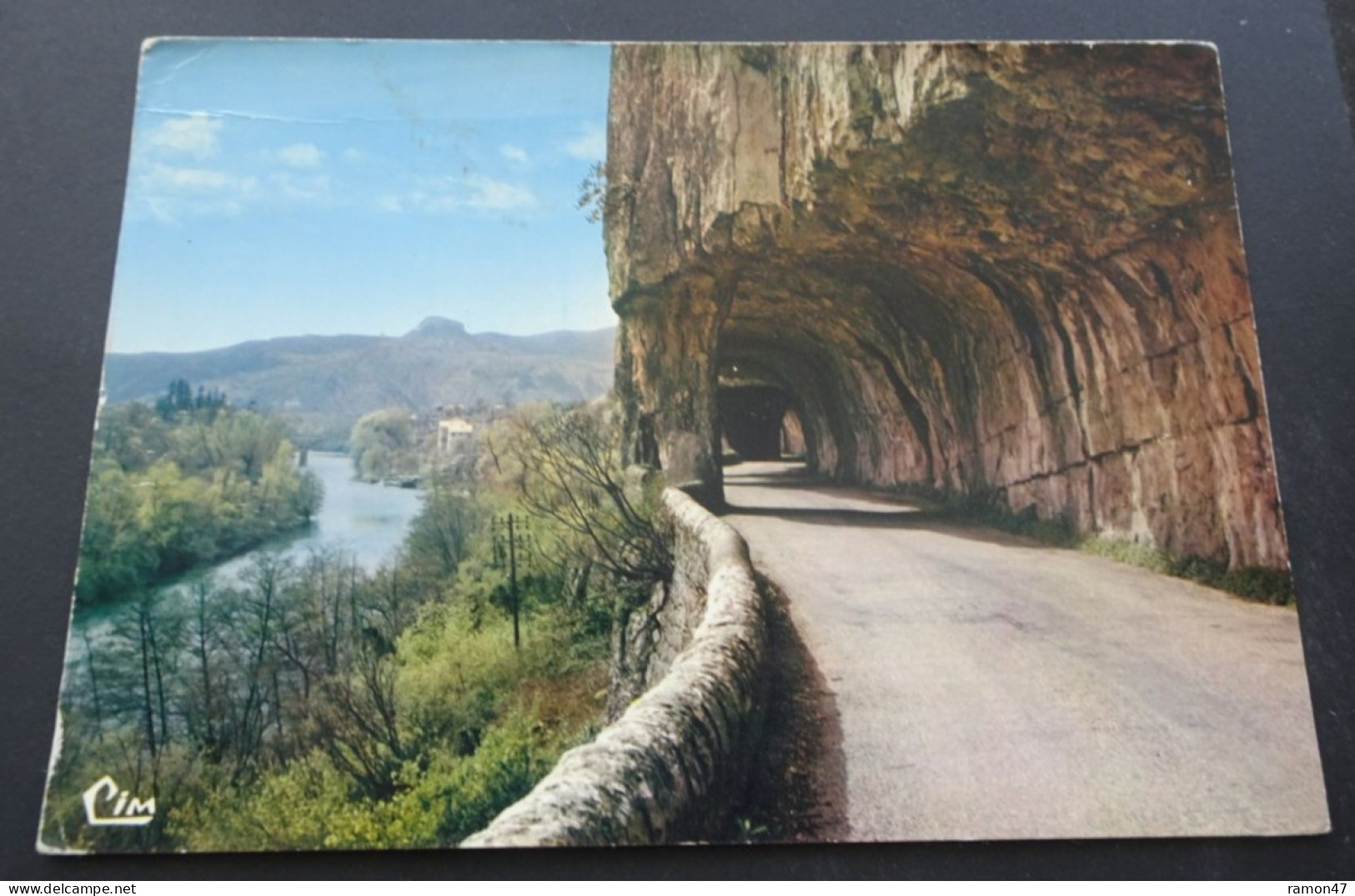 Ruoms - Les Défilés De Ruoms - La Route De Ruoms - L'Ardèche Et Au Fond, Le Rocher De Sampzon - CIM - Ruoms