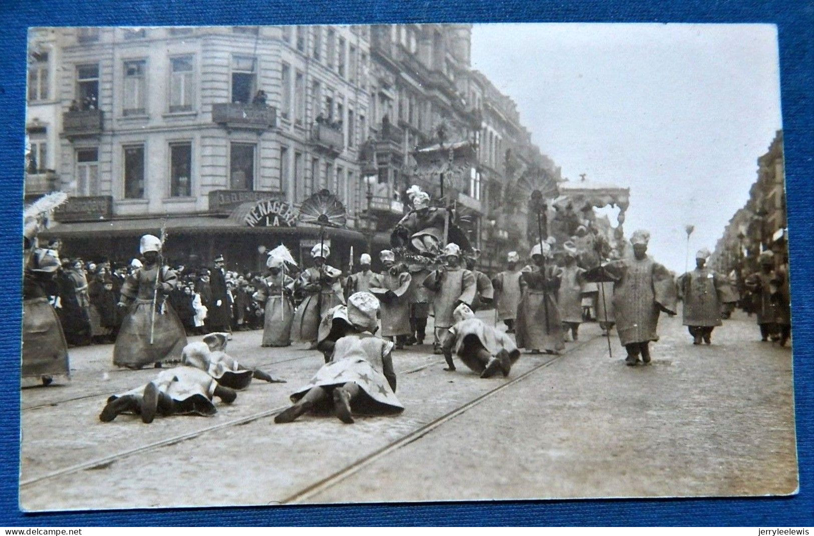 BRUXELLES  -  Scène De Cortège Folklorique - Fêtes, événements