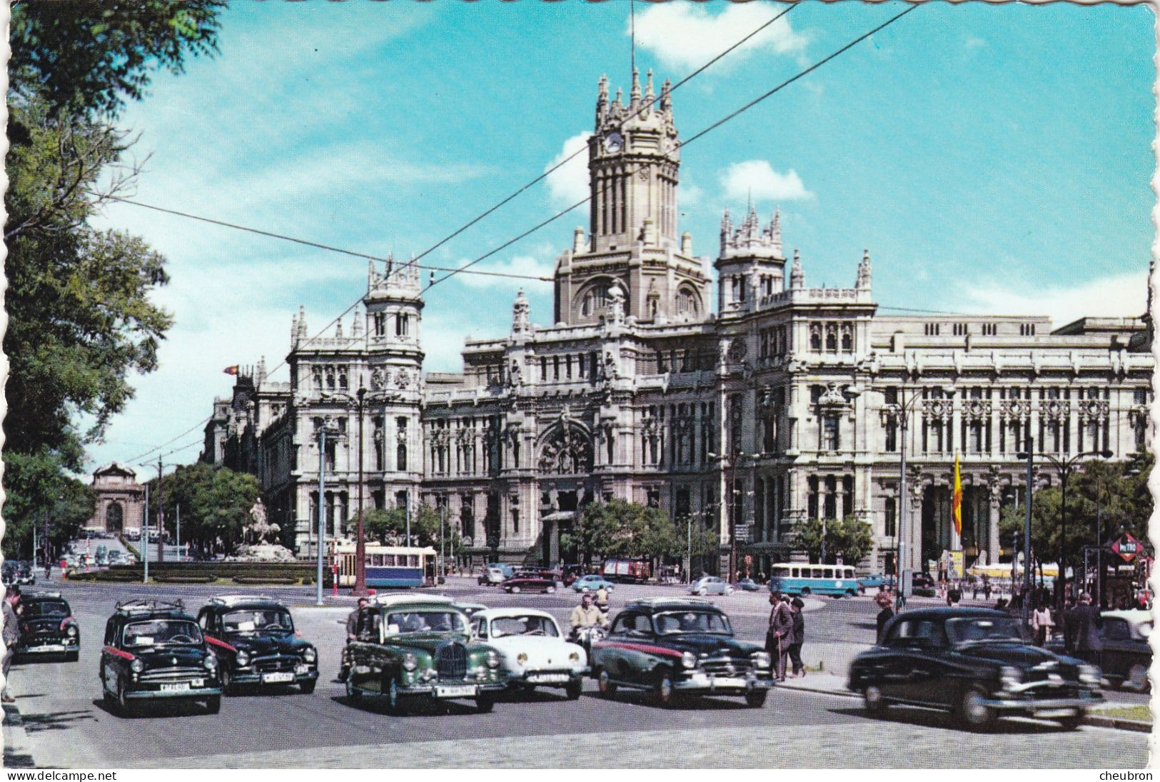 ESPAGNE. MADRID . PALAIS DE LA POSTE ET DES TELEGRAPHES. VOITURES. DAUPHINE RENAULT. - Madrid