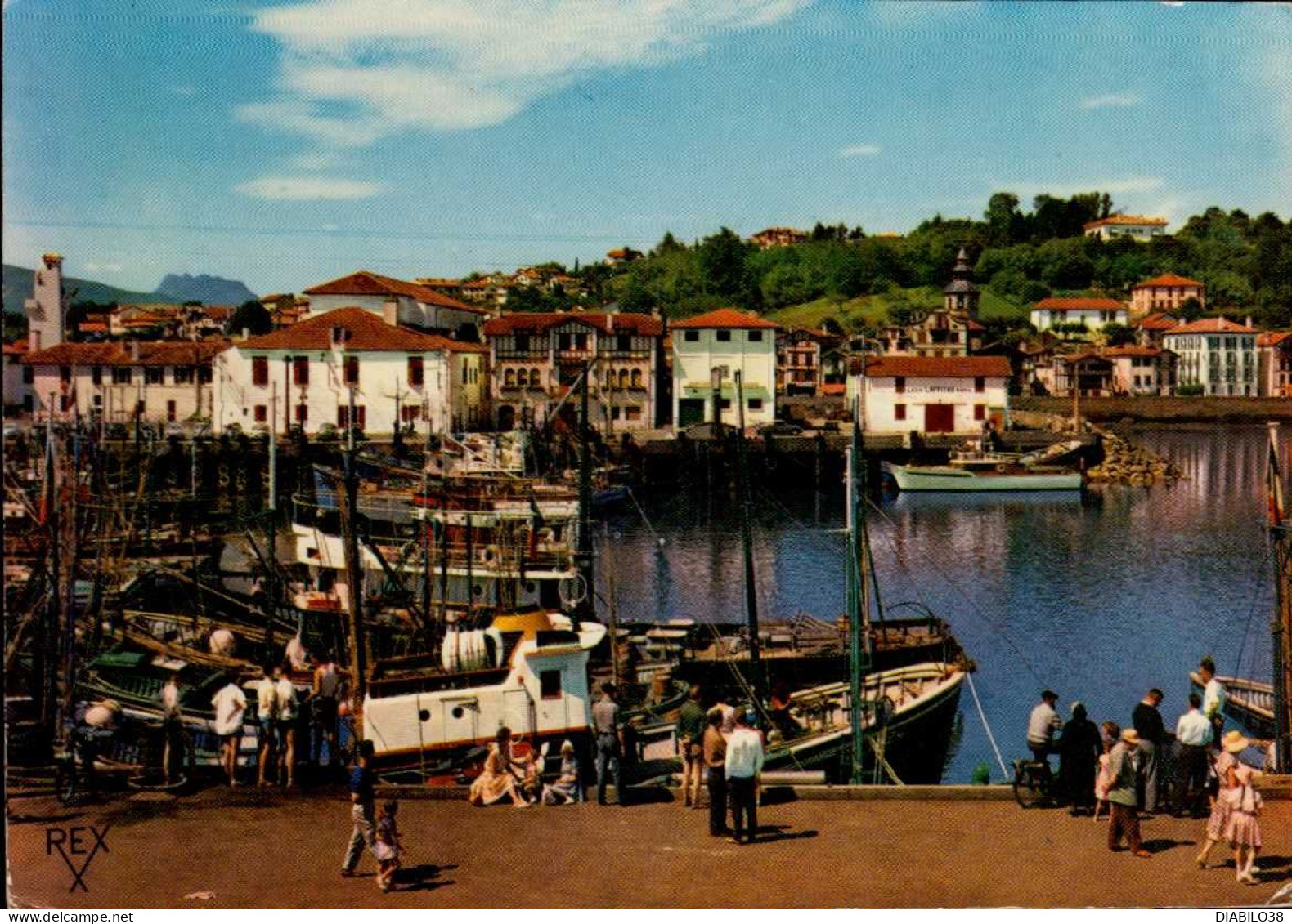 SAINT-JEAN-DE-LUZ      ( PYRENEES ATLANTIQUES )   LE PORT DE SAINT JEAN DE LUZ . AU FOND , LES TROIS COURONNES - Saint Jean De Luz