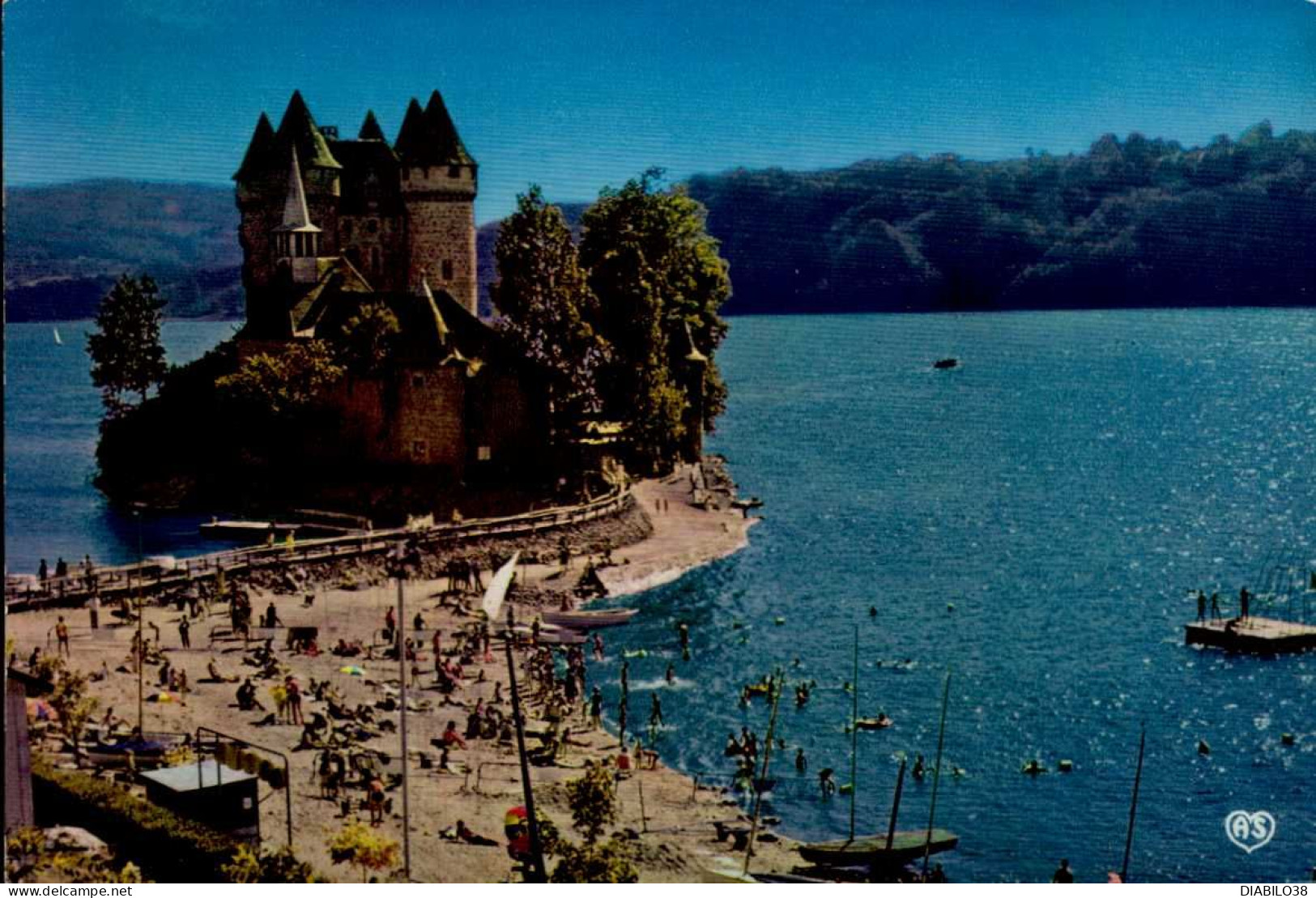 BORT-LES-ORGUES  ( CORREZE )    LE CHATEAU DE VAL . LA PLAGE AU BORD DE LA RETENUE DU BARRAGE  . . . - Andere & Zonder Classificatie