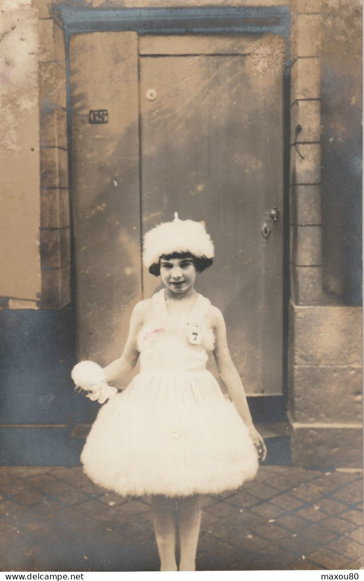 Carte Photo Petite Fille ( Danseuse ? ) Brassard N° 7 ( TOUT POUR LA PHOTO STUDIO DELVIGNE TOURNAI ) - Altri & Non Classificati