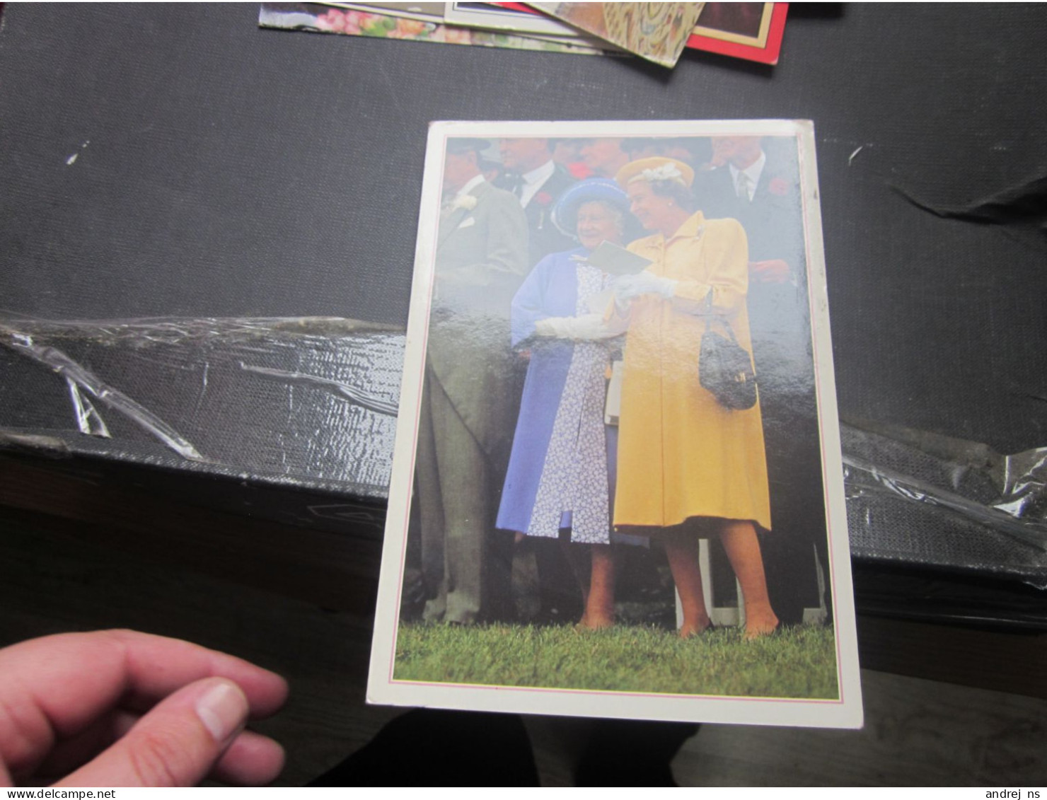 The Queen And The Queen Mother Studyng The Form - Beroemde Vrouwen