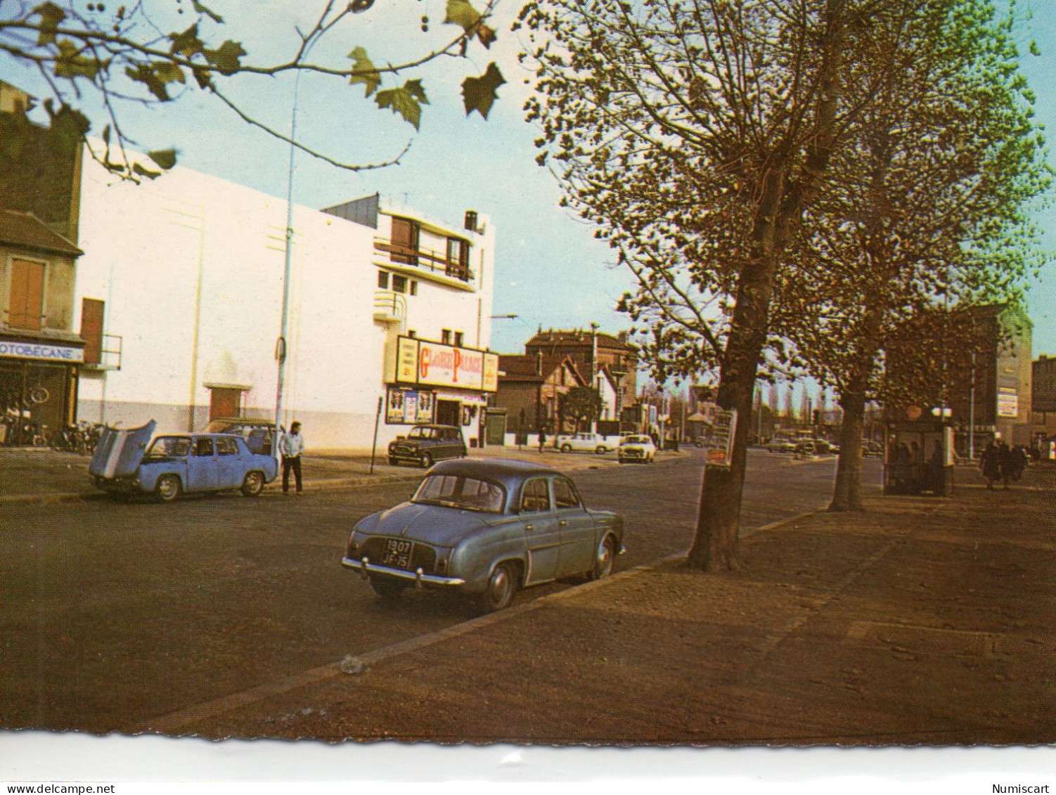 Stains Animée Carrefour Du Globe Voitures Dauphine Renault R8 Gordini - Stains