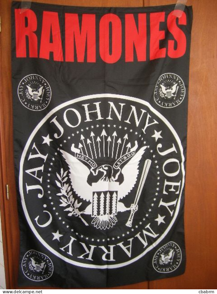 RAMONES Drapeau 100 % Polyester Format Environ 90 Cm X 140 Cm - Autres & Non Classés